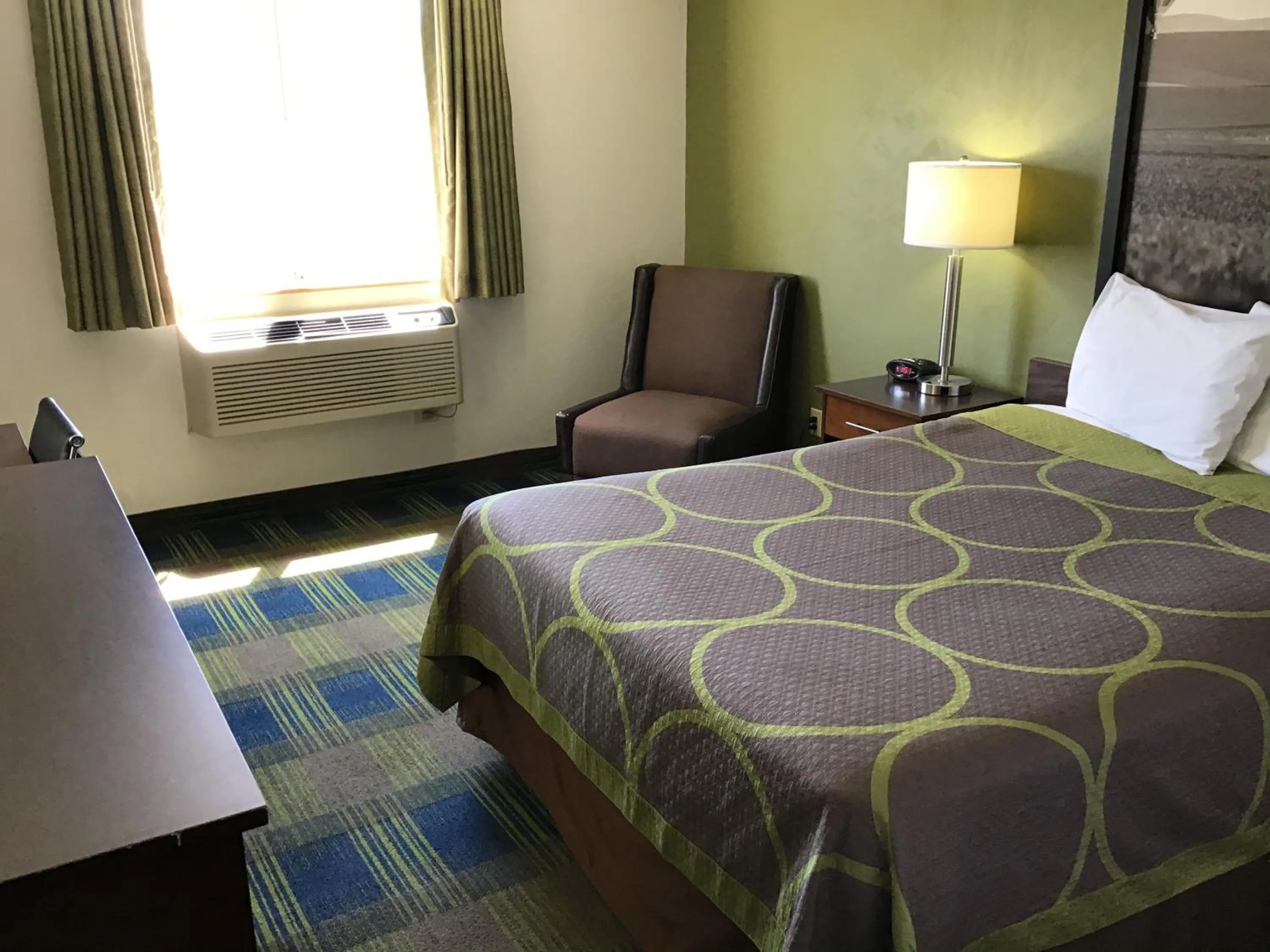 Bedroom, Bed in Super 8 by Wyndham Walla Walla