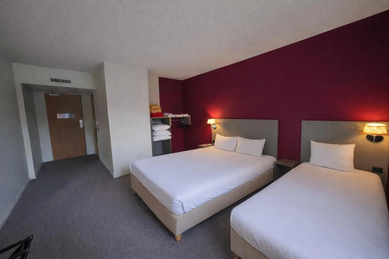 Bedroom, Bed in The Originals City, Hôtel Les Bruyères, Dax Nord