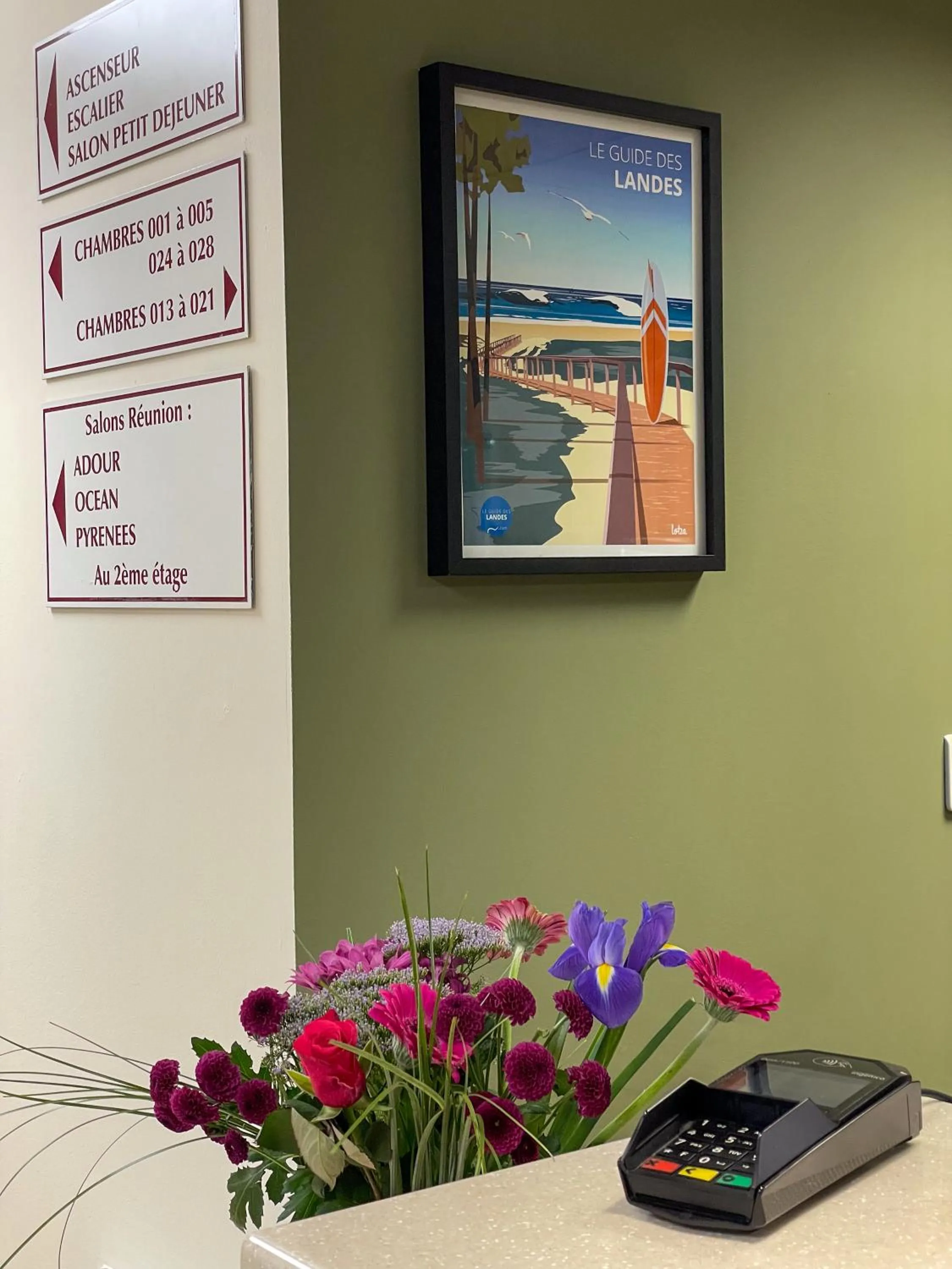 Lobby or reception in The Originals City, Hôtel Les Bruyères, Dax Nord