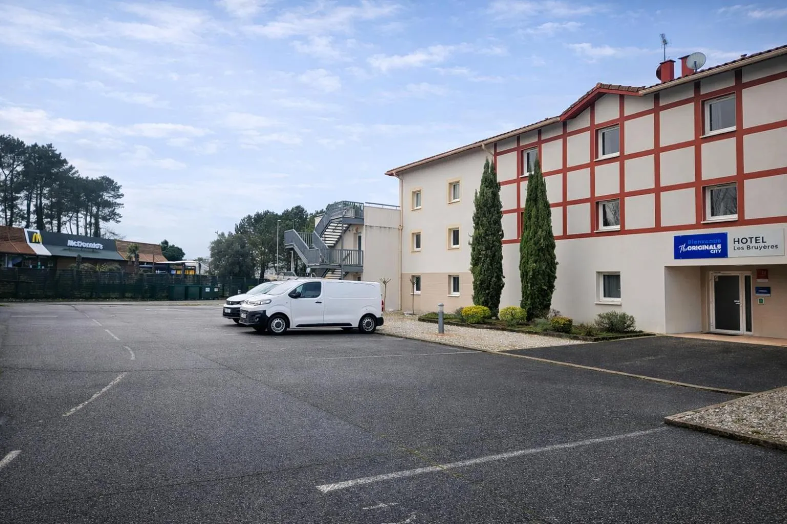 Facade/entrance in The Originals City, Hôtel Les Bruyères, Dax Nord