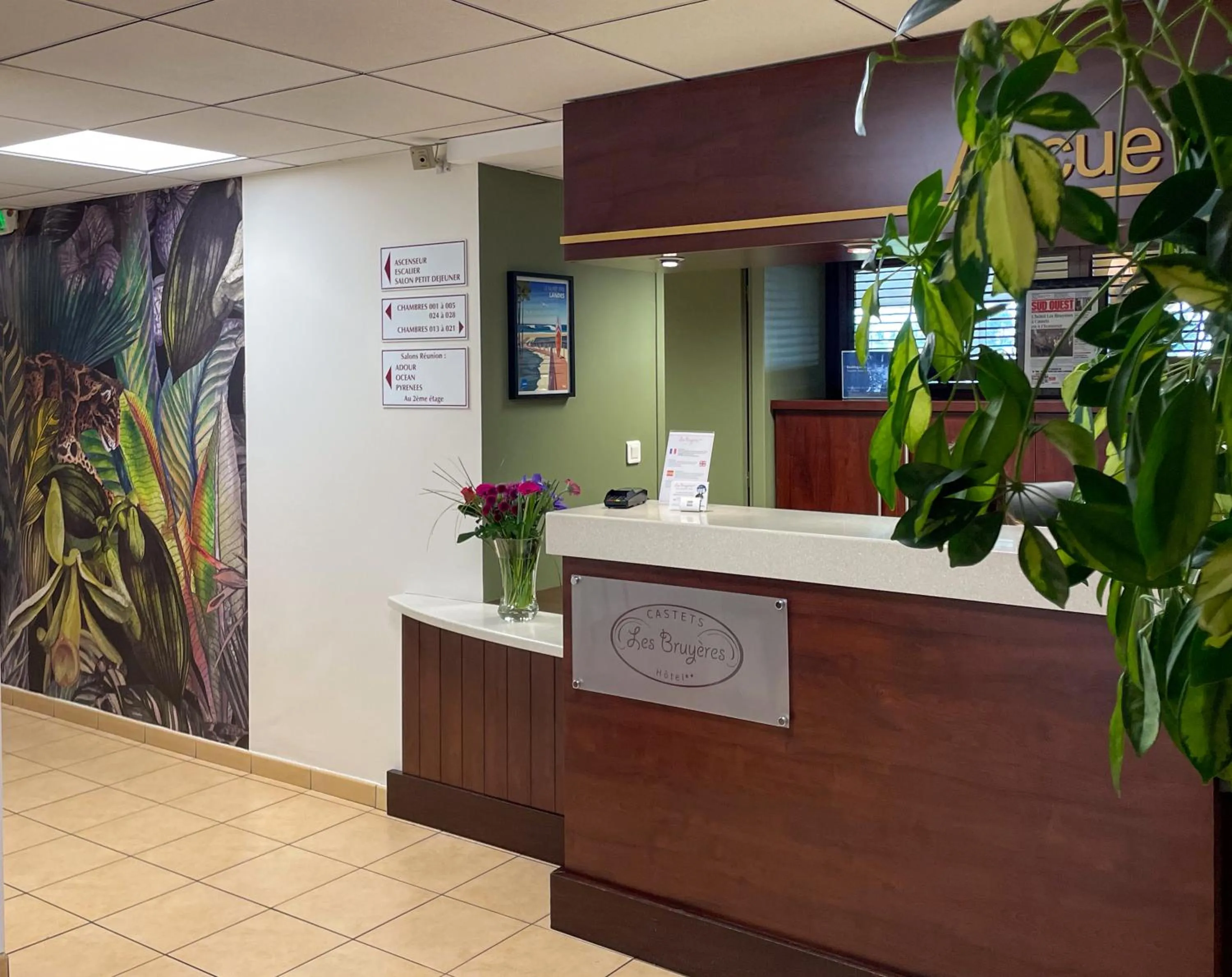 Lobby or reception in The Originals City, Hôtel Les Bruyères, Dax Nord