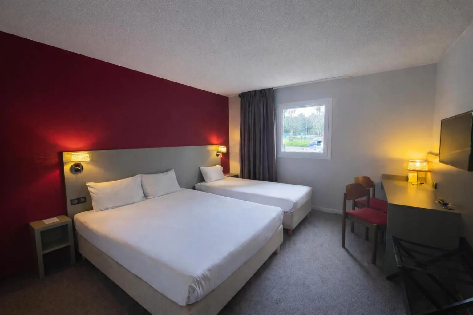 Bedroom, Bed in The Originals City, Hôtel Les Bruyères, Dax Nord