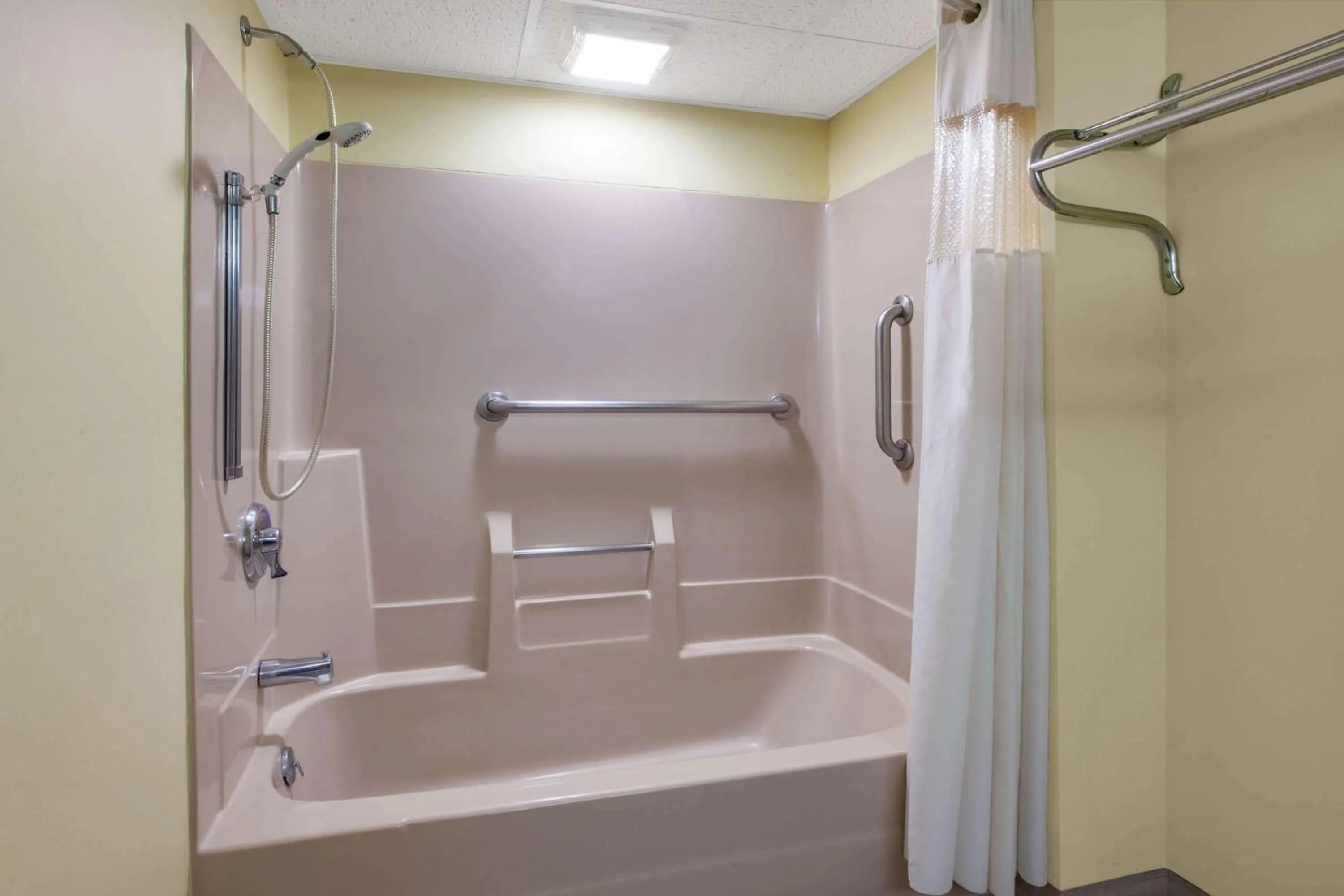 Bathroom in Days Inn by Wyndham Grantville