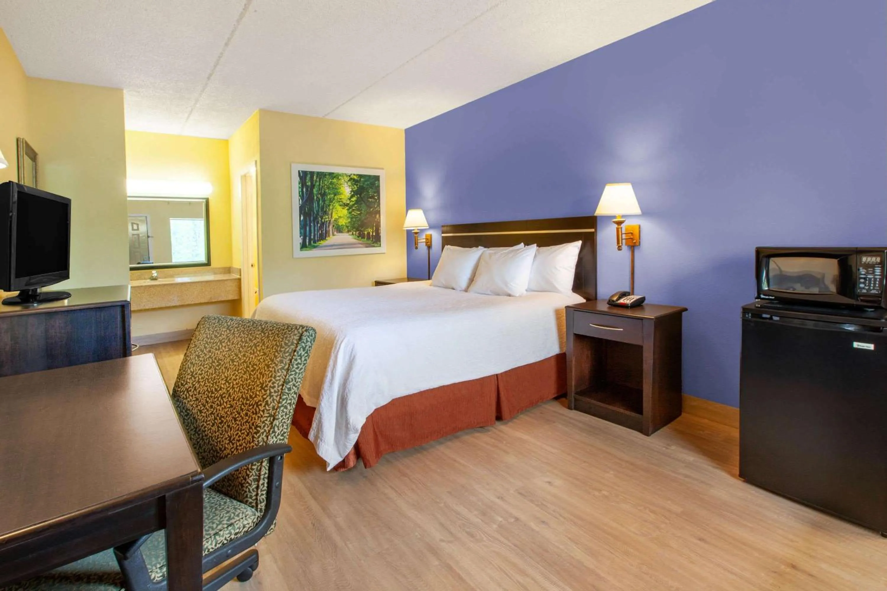Photo of the whole room, Bed in Days Inn by Wyndham Grantville