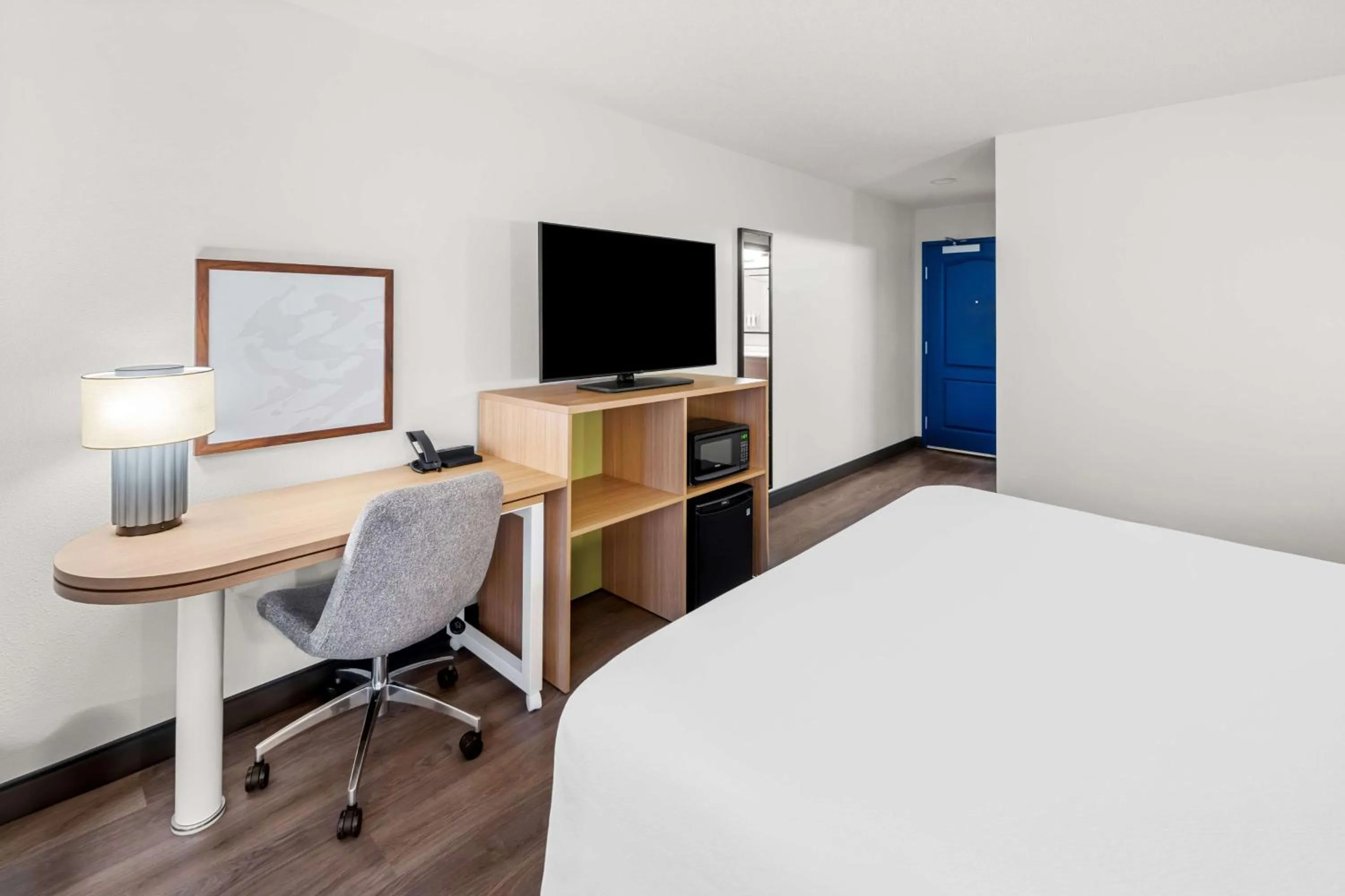 Bed in Country Inn & Suites by Radisson, Potomac Mills Woodbridge, VA