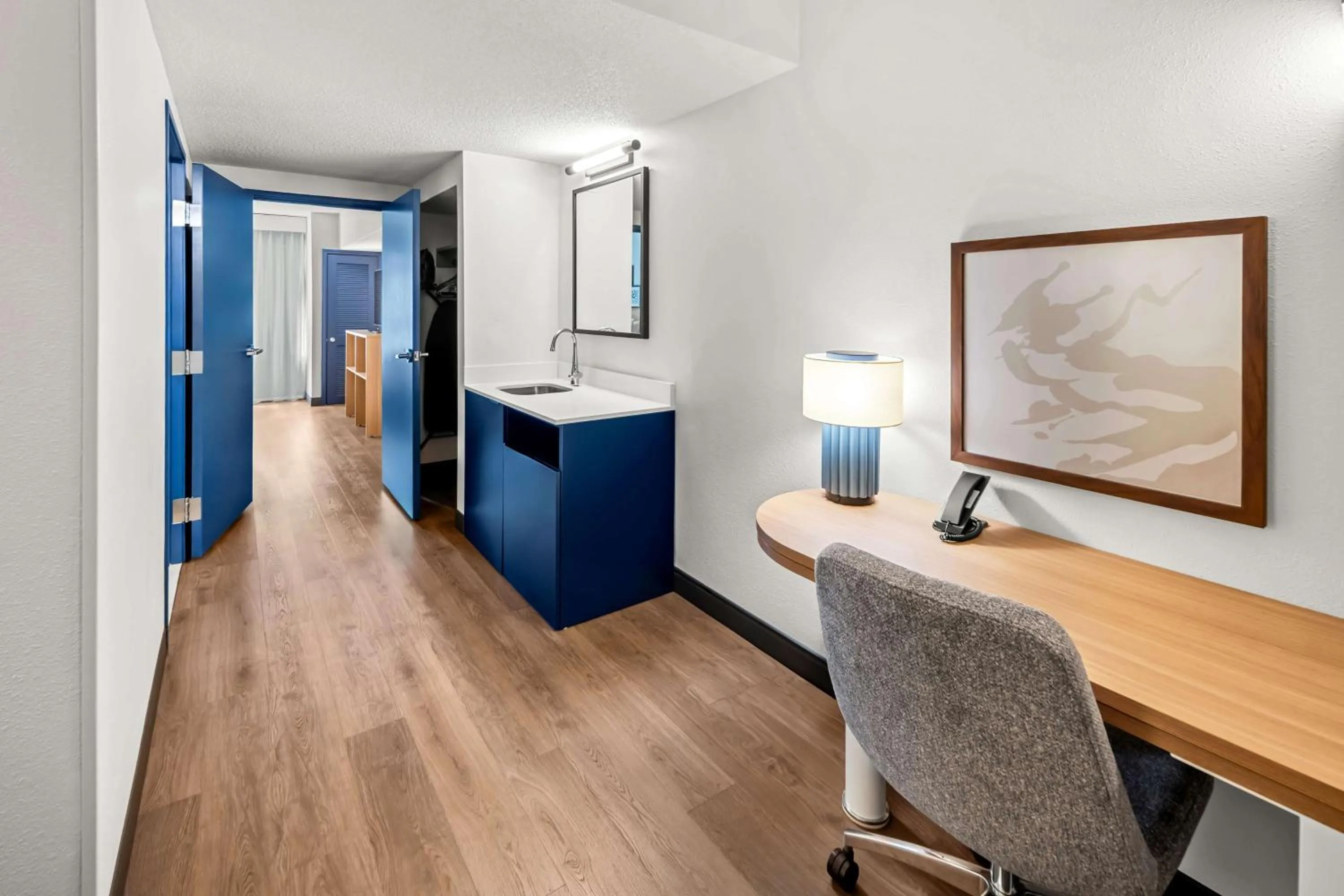 Bedroom in Country Inn & Suites by Radisson, Potomac Mills Woodbridge, VA