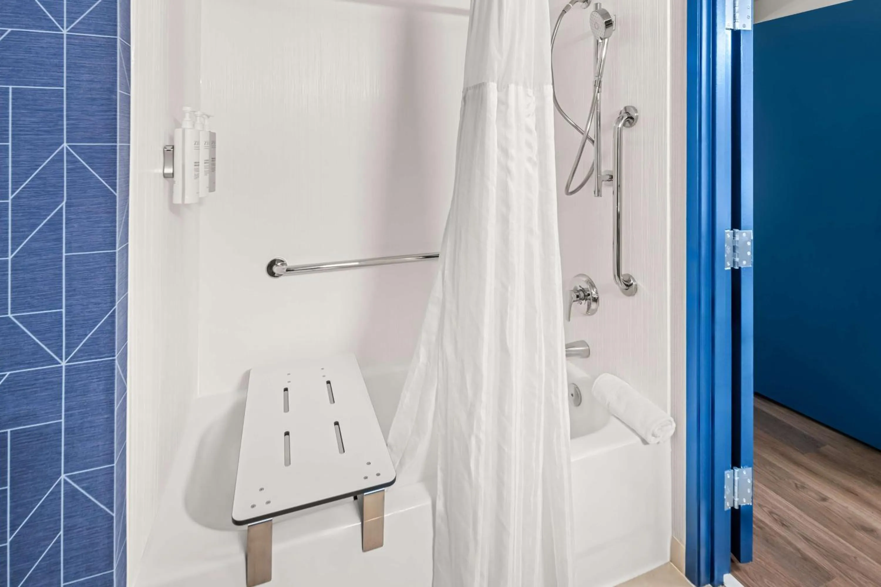 Bathroom in Country Inn & Suites by Radisson, Potomac Mills Woodbridge, VA