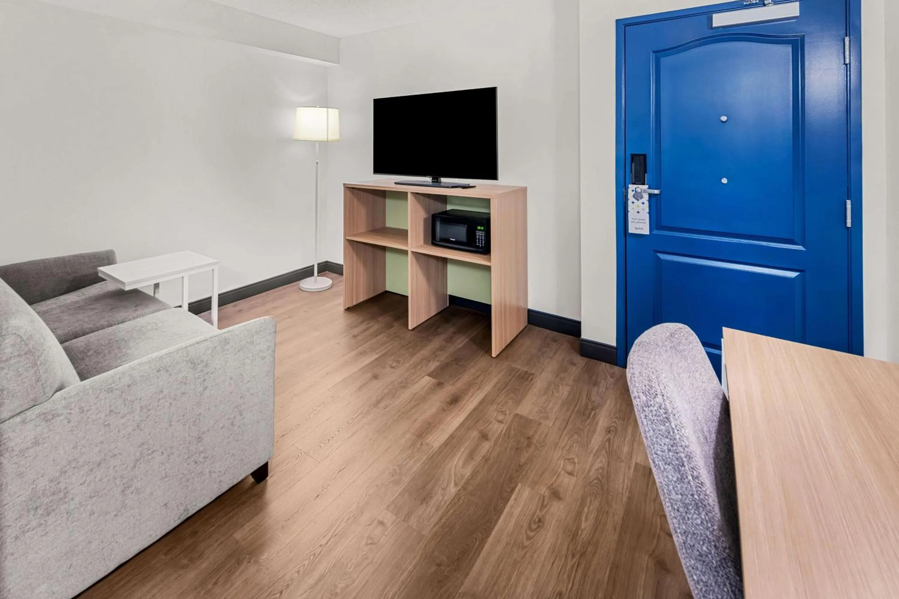 Living room in Country Inn & Suites by Radisson, Potomac Mills Woodbridge, VA