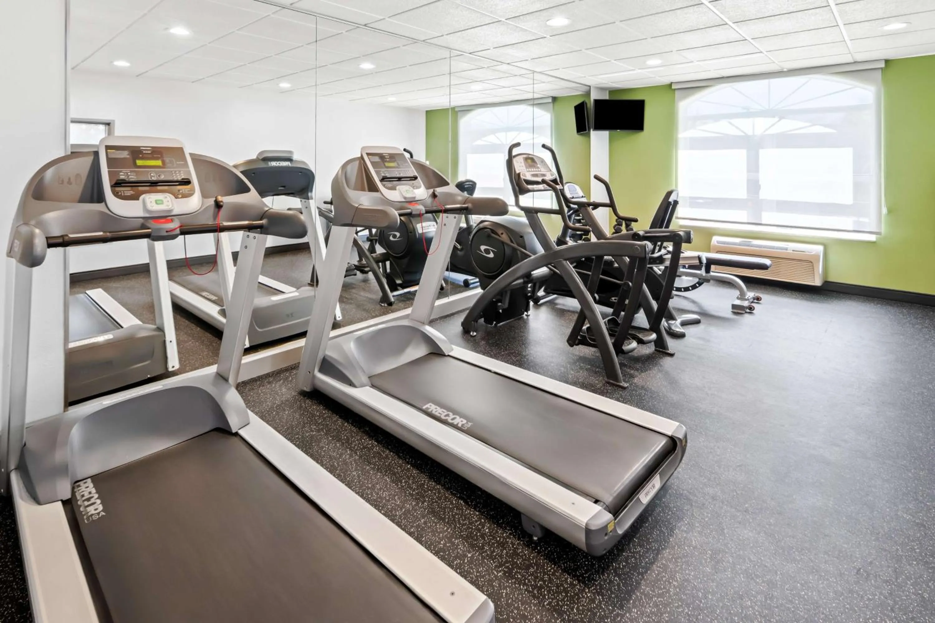 Fitness centre/facilities in Country Inn & Suites by Radisson, Potomac Mills Woodbridge, VA