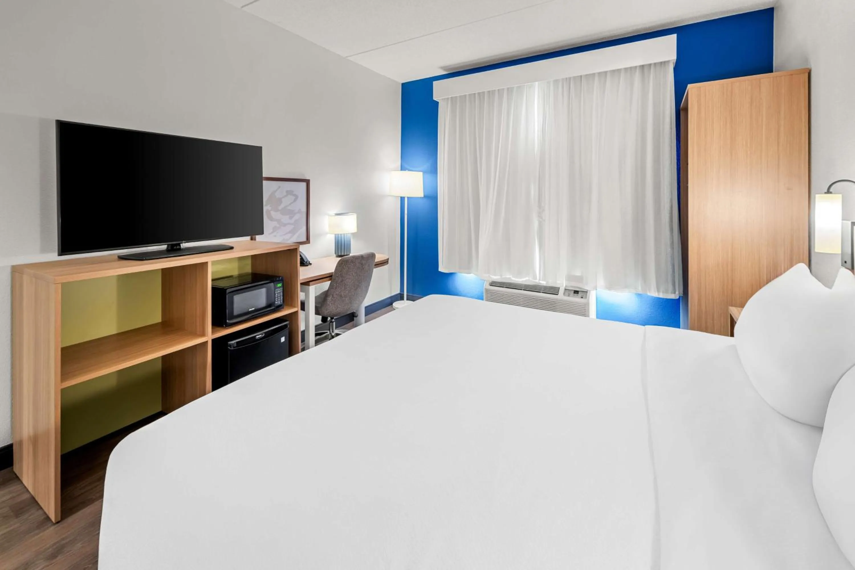 Bed in Country Inn & Suites by Radisson, Potomac Mills Woodbridge, VA