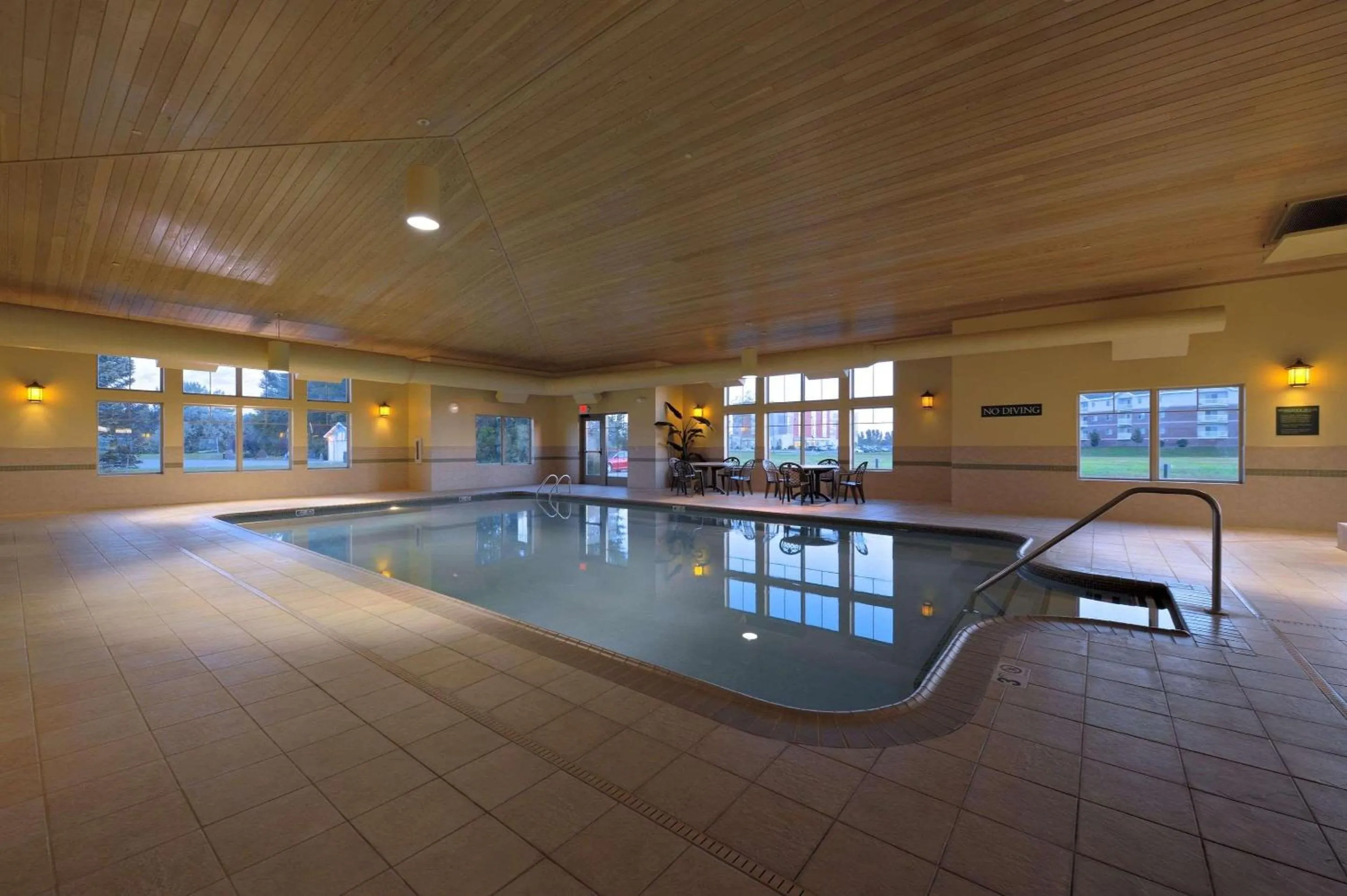 Swimming pool in Country Inn & Suites by Radisson, Grand Forks, ND