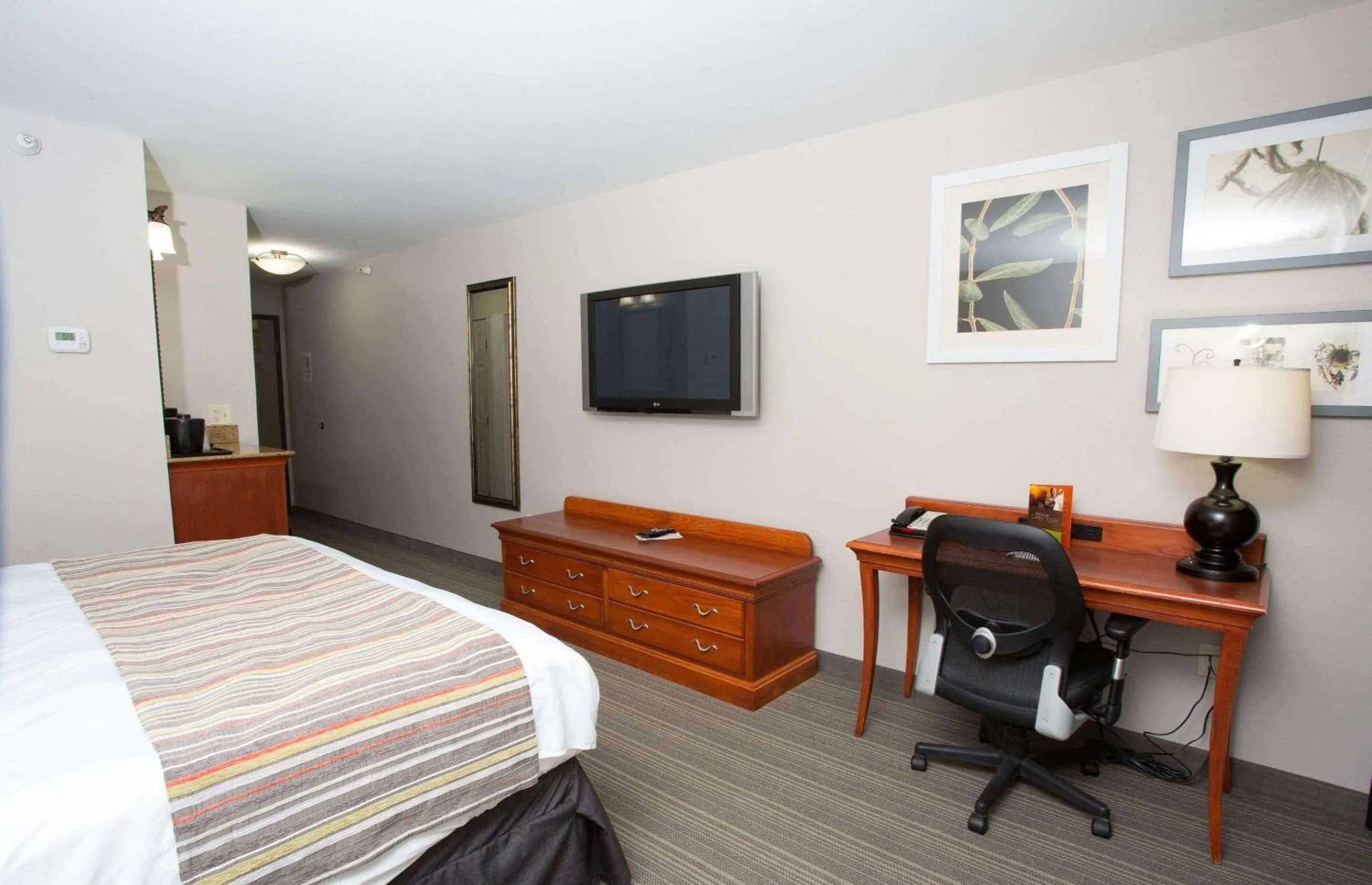 Bedroom, Bed in Country Inn & Suites by Radisson, Grand Forks, ND