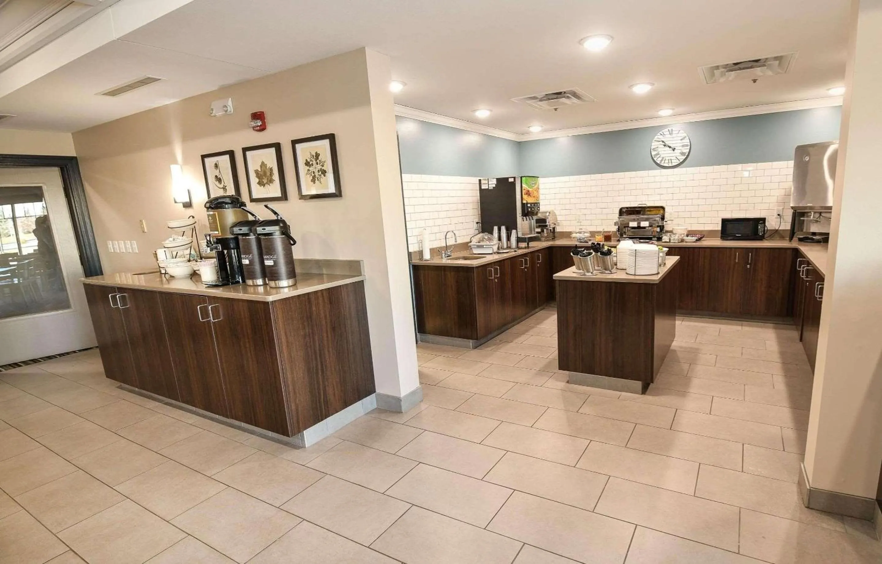 Breakfast in Country Inn & Suites by Radisson, Grand Forks, ND