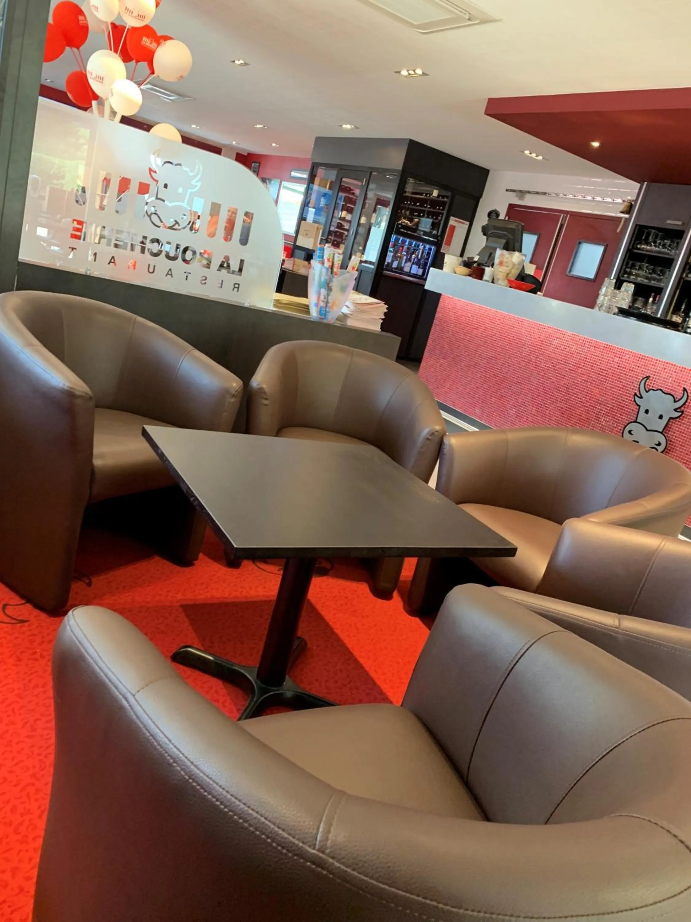 Lounge or bar in ibis Bordeaux Saint Emilion
