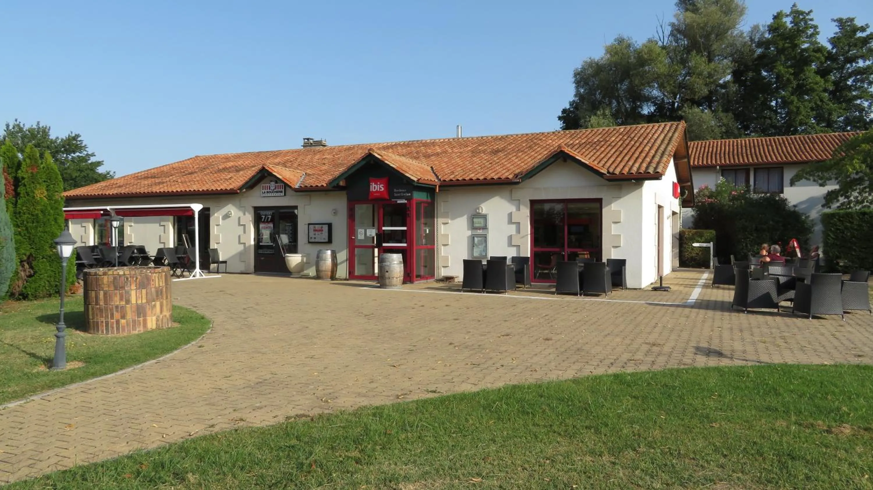 Facade/entrance in ibis Bordeaux Saint Emilion