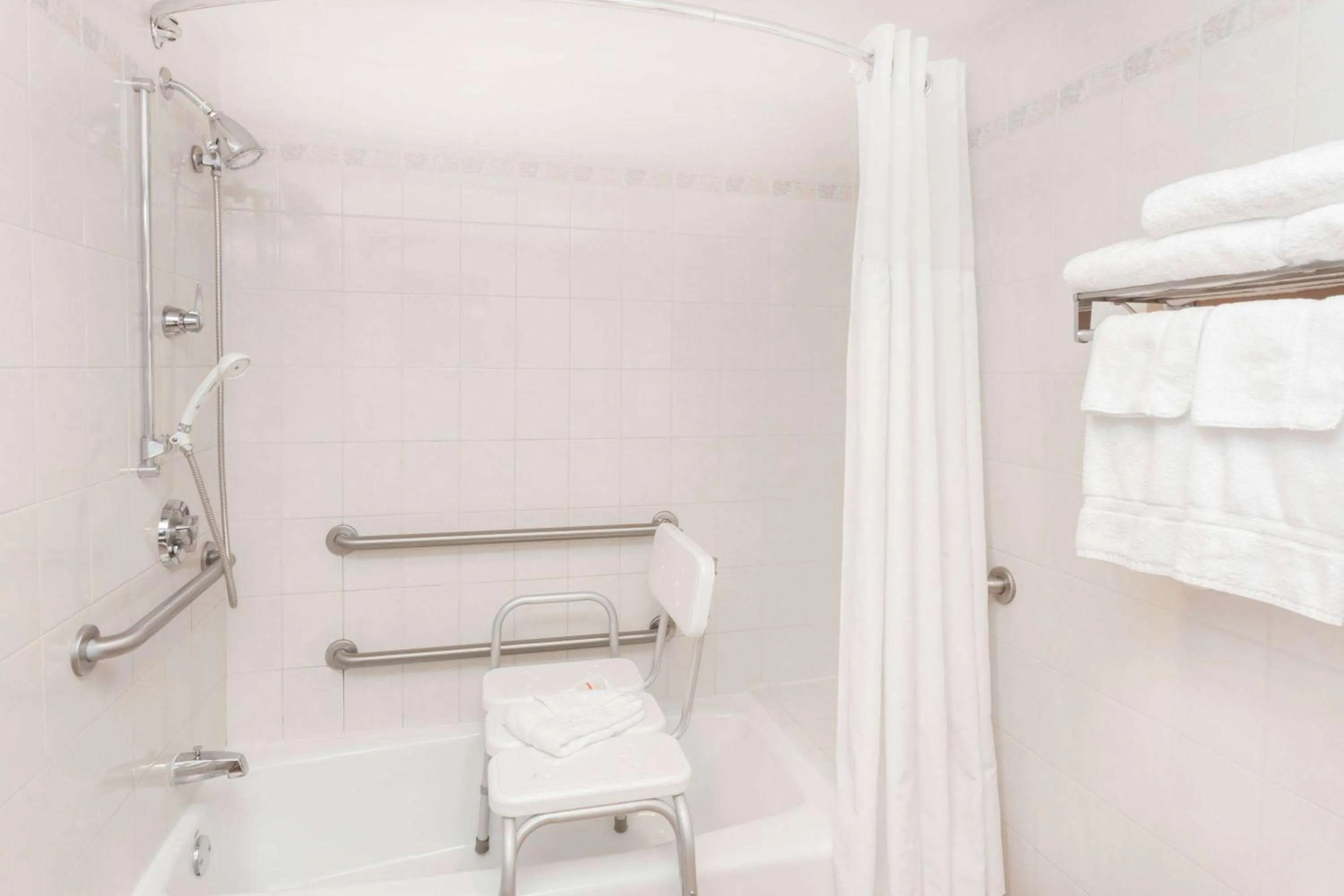 TV and multimedia in Ramada by Wyndham Hammond Hotel & Conference Center