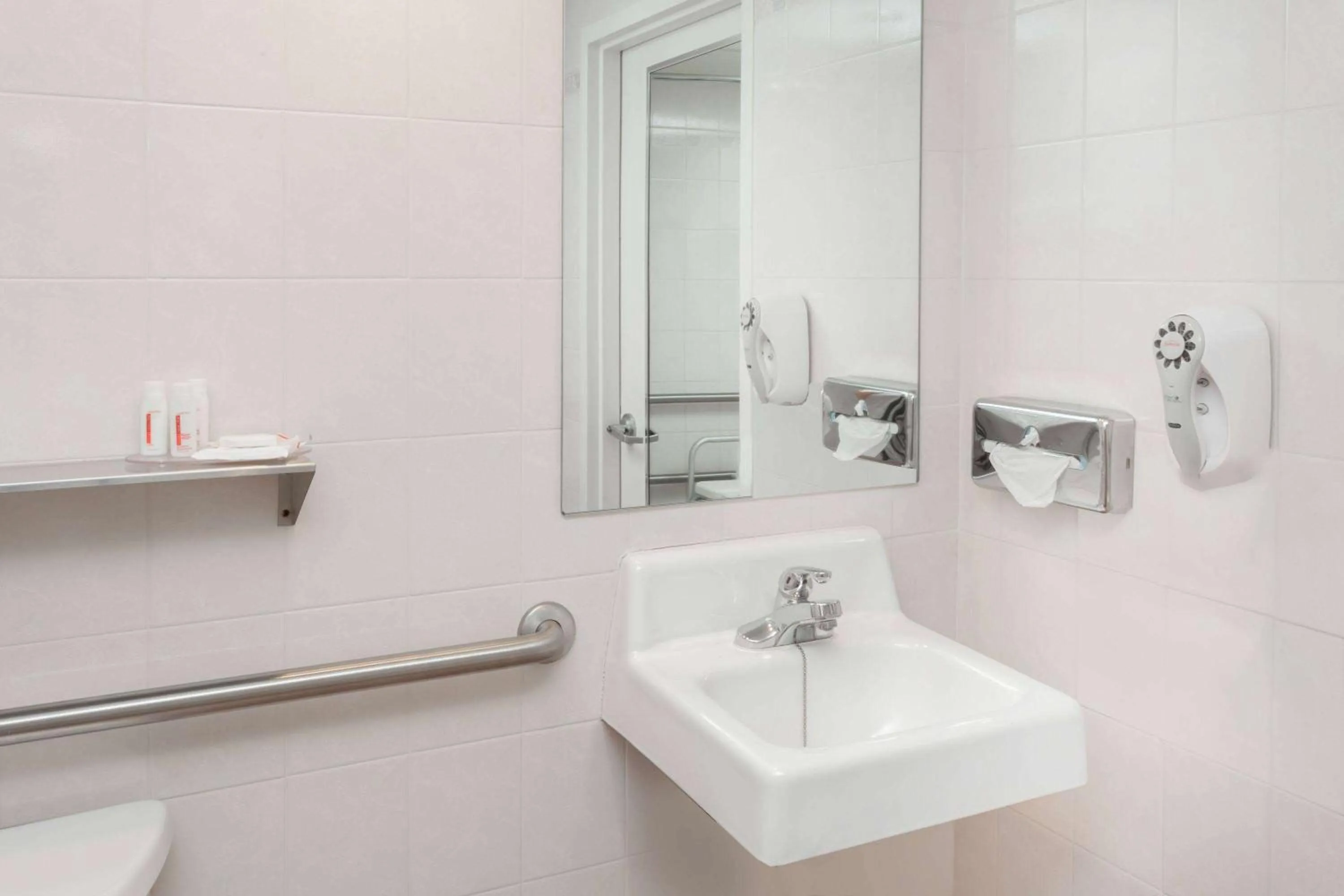 TV and multimedia in Ramada by Wyndham Hammond Hotel & Conference Center