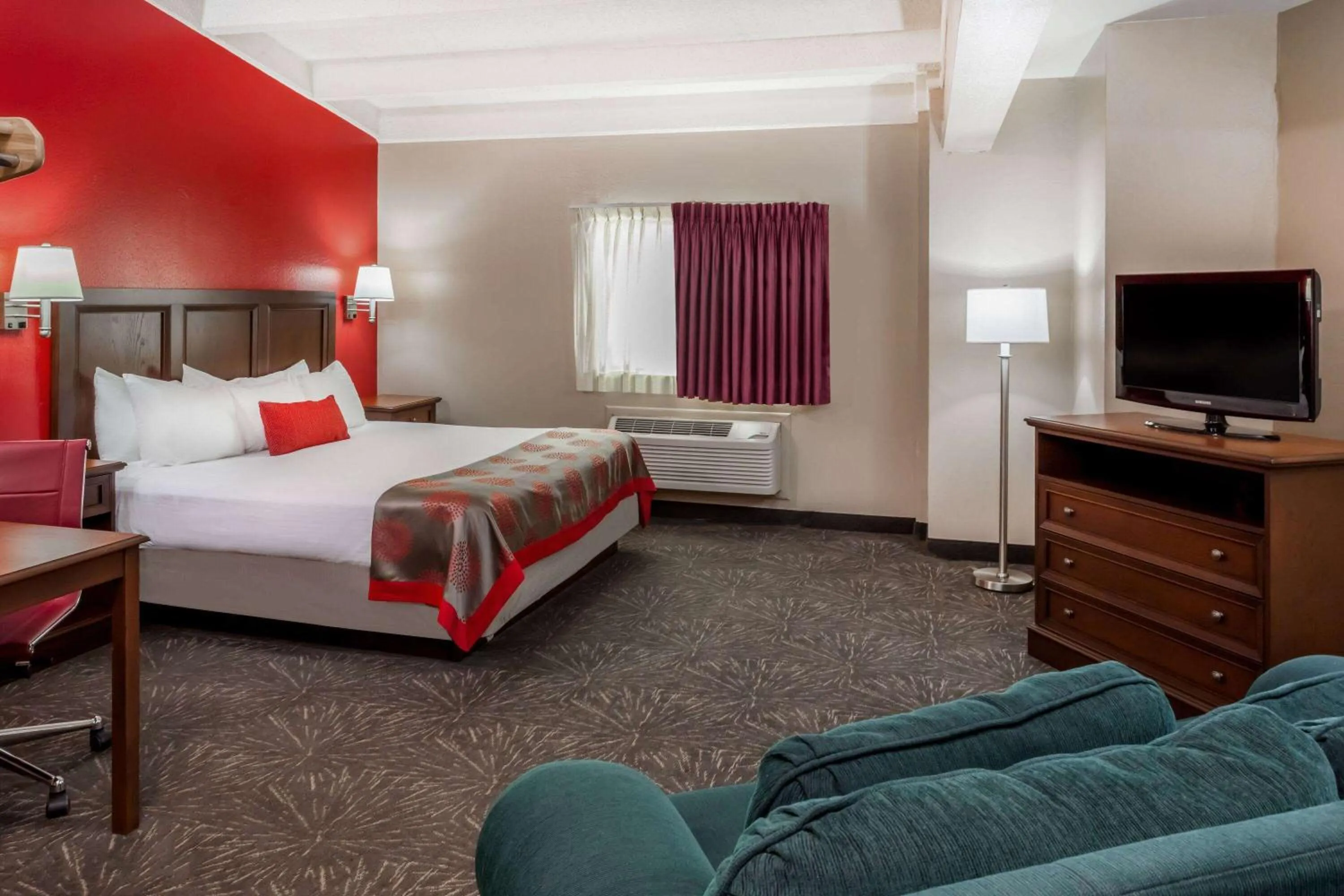 Photo of the whole room, Bed in Ramada by Wyndham Hammond Hotel & Conference Center