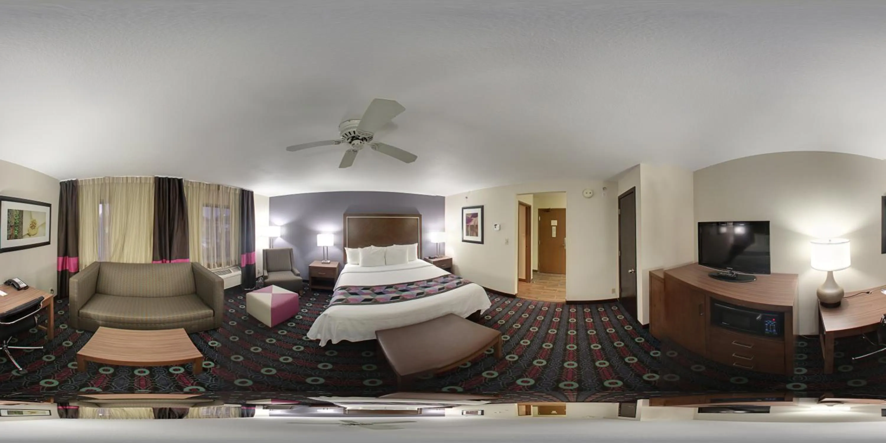 Photo of the whole room, Bed in Comfort Inn Tulsa Midtown