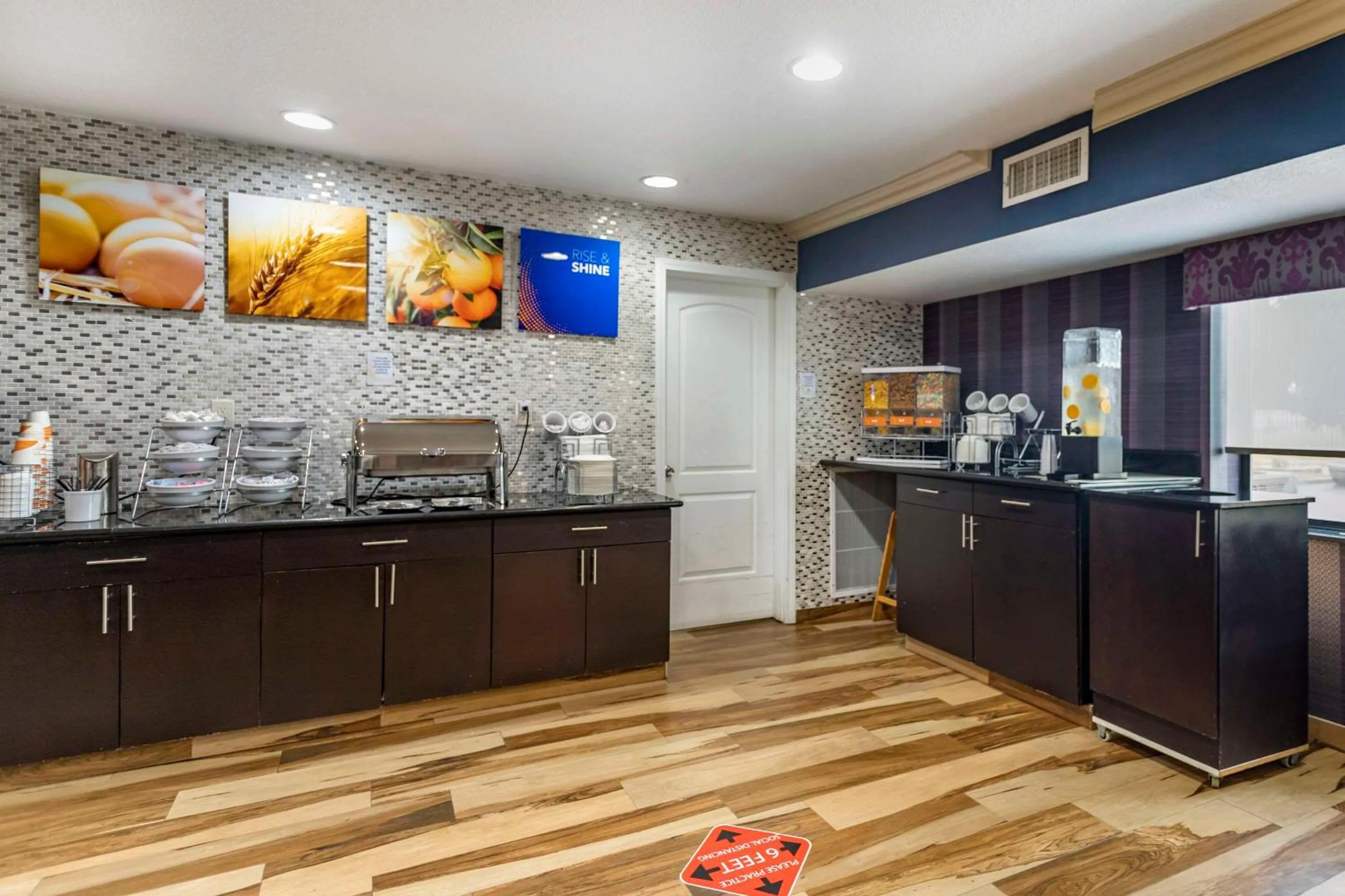 Breakfast in Comfort Inn Tulsa Midtown