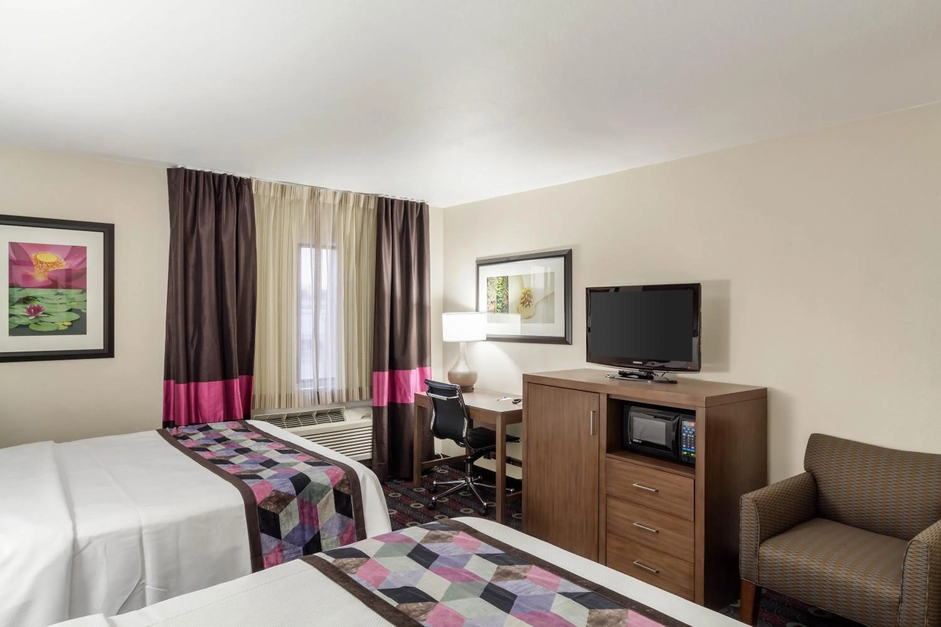 Bed in Comfort Inn Tulsa Midtown