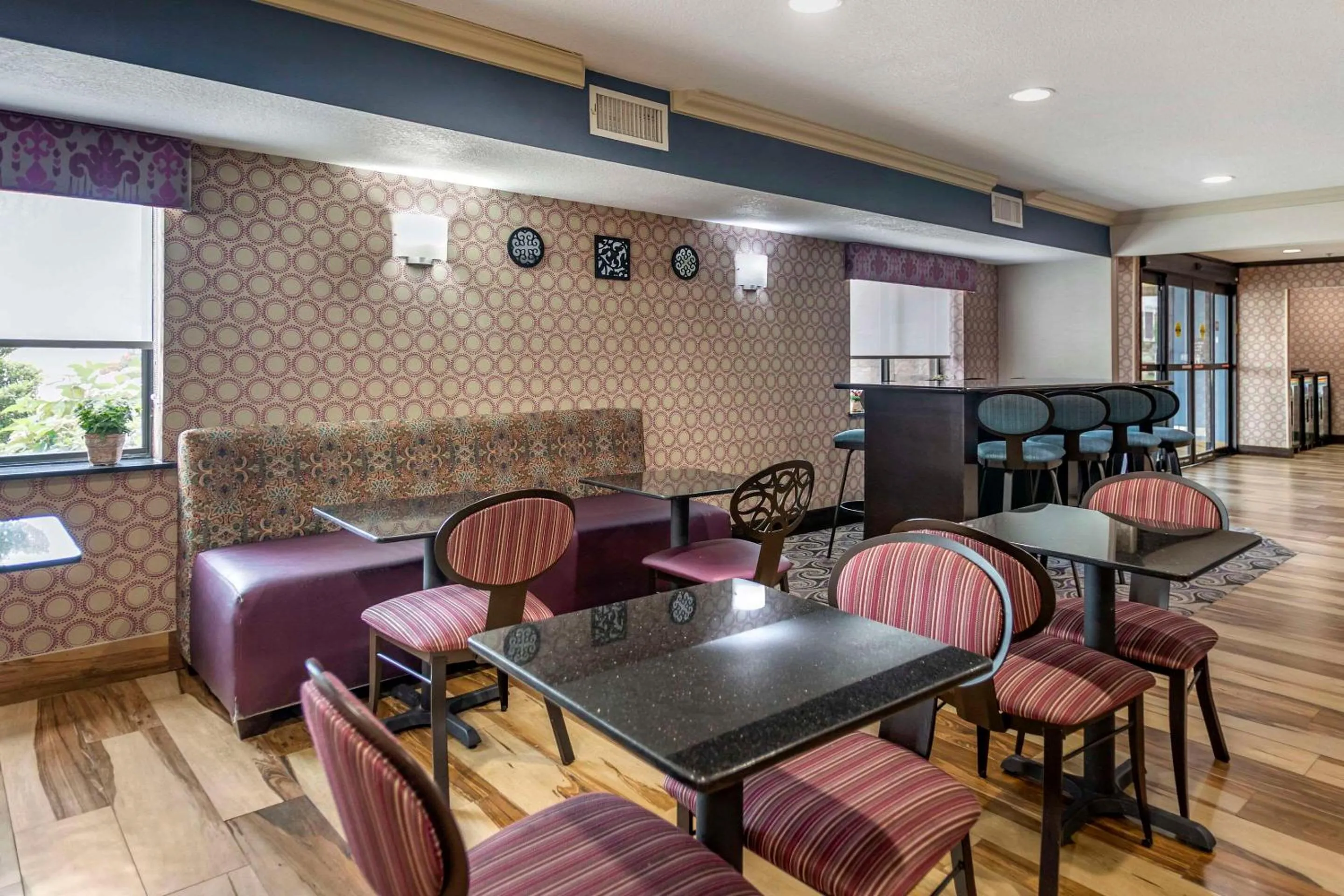 Breakfast in Comfort Inn Tulsa Midtown