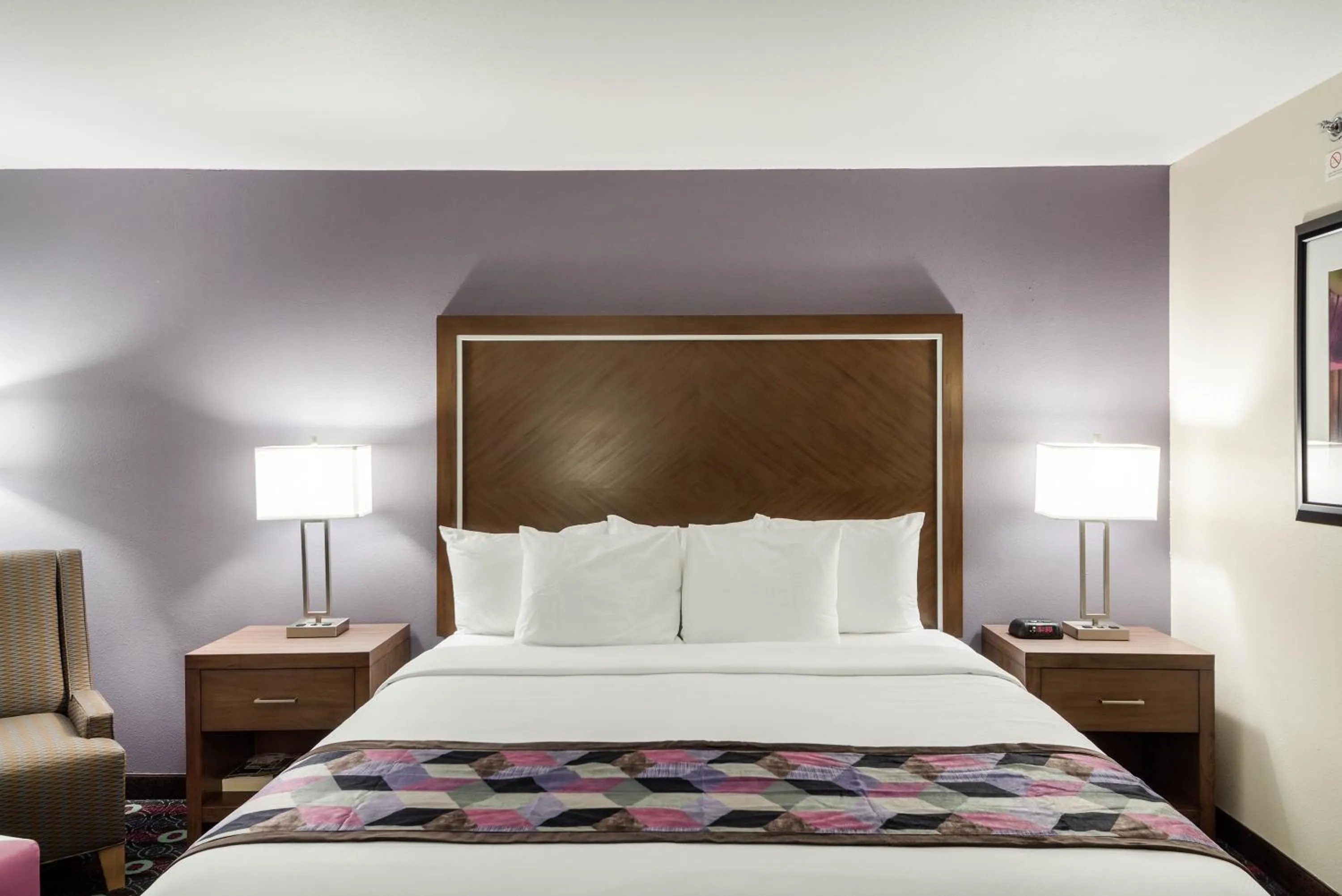 Bed in Comfort Inn Tulsa Midtown