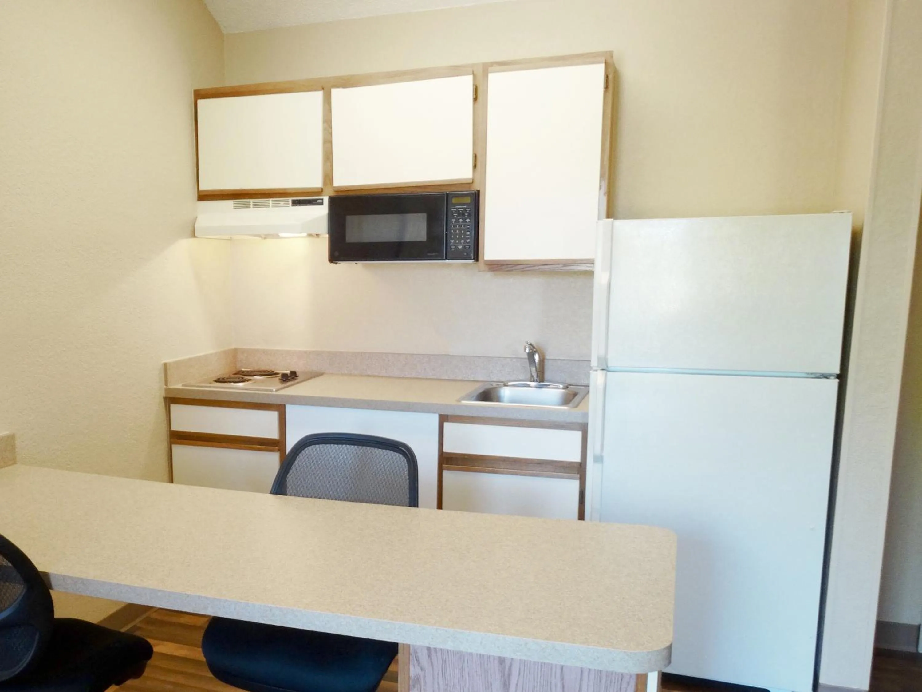 Kitchen or kitchenette in Extended Stay America Select Suites - Jacksonville Salisbury Rd Southpoint