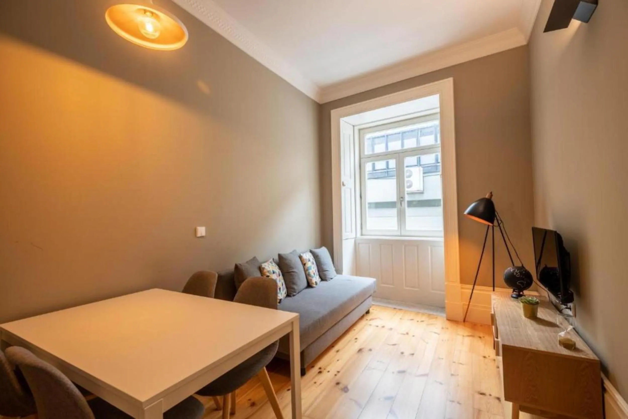 Communal lounge/ TV room in MyStay Porto - Urban Collection