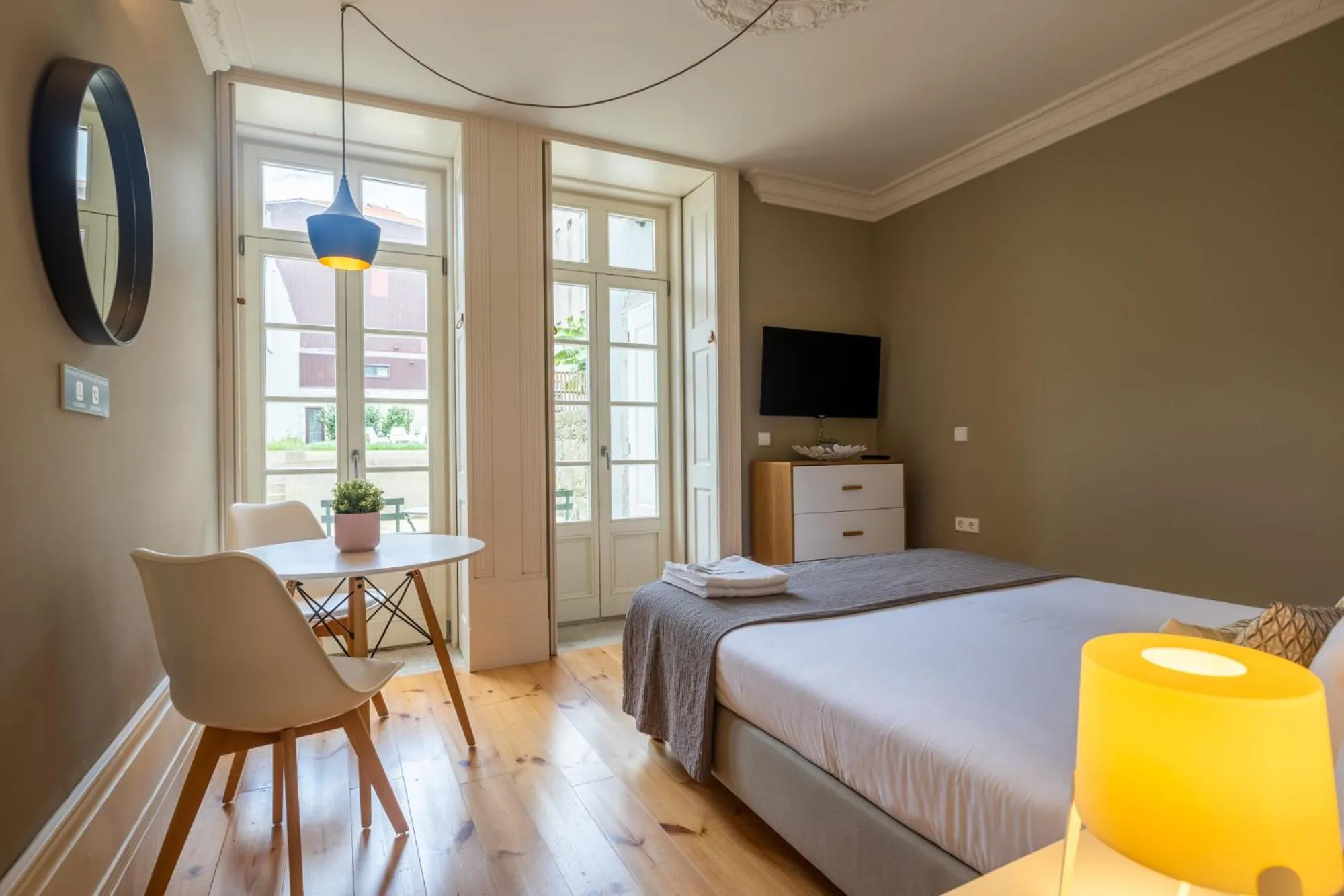 Communal lounge/ TV room, Bed in MyStay Porto - Urban Collection