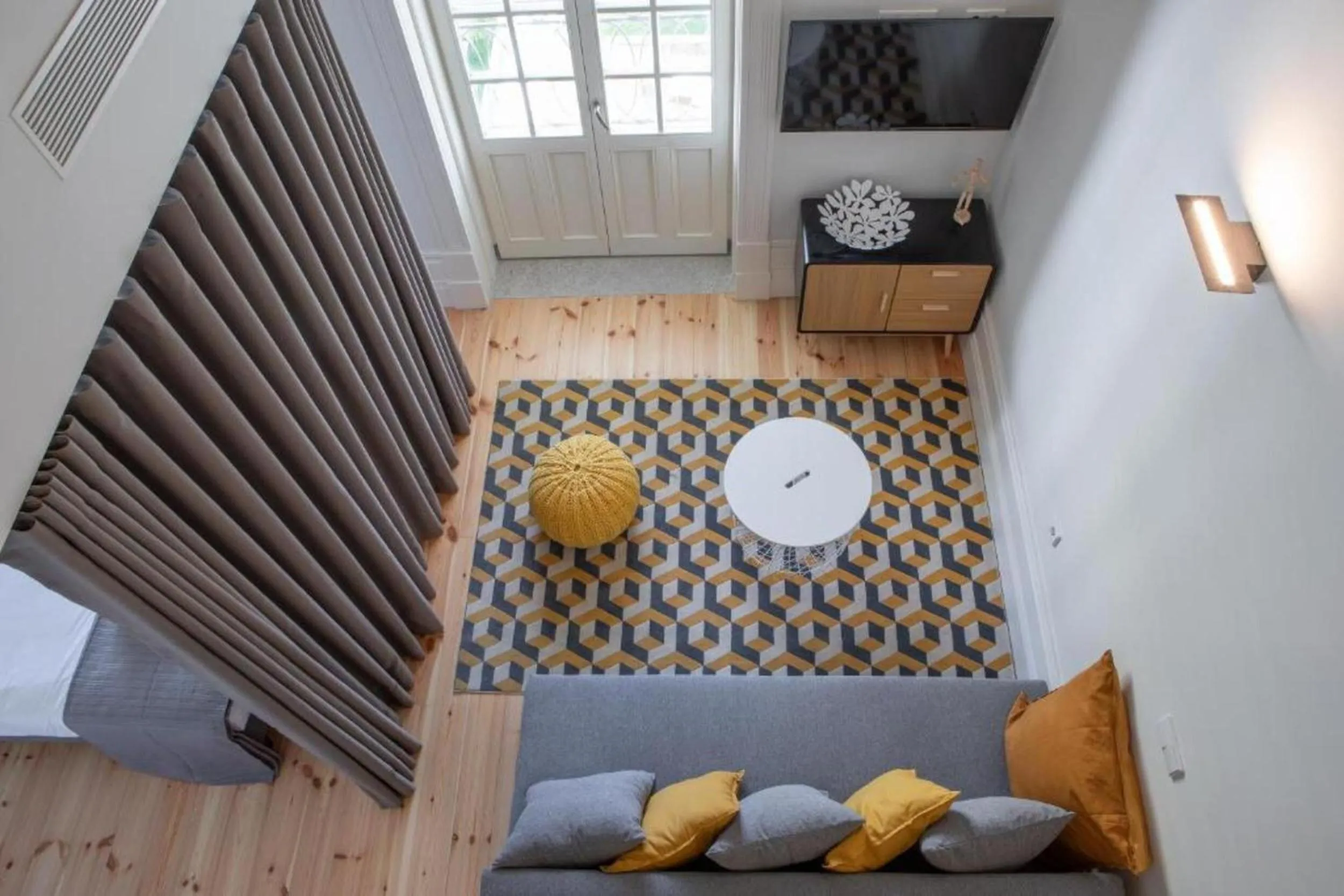 Communal lounge/ TV room in MyStay Porto - Urban Collection