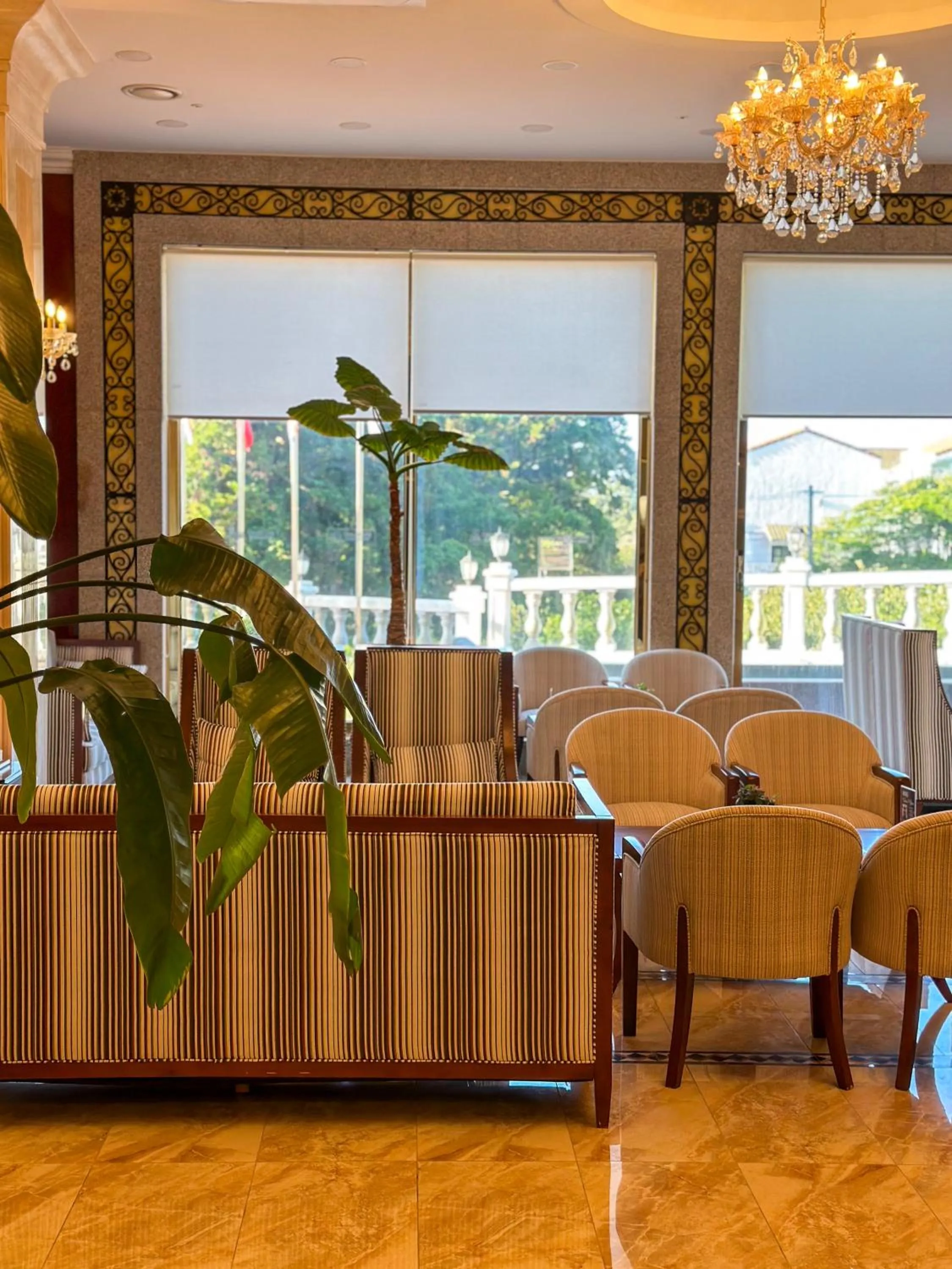 Restaurant/places to eat in GoldOne Hotel & Suites