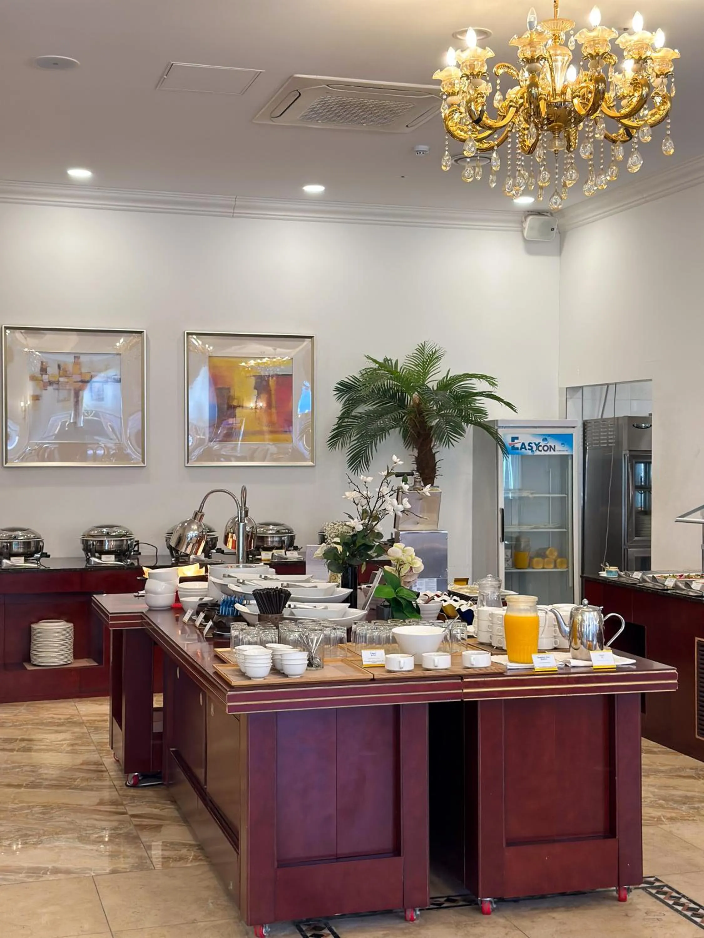 Food and drinks in GoldOne Hotel & Suites