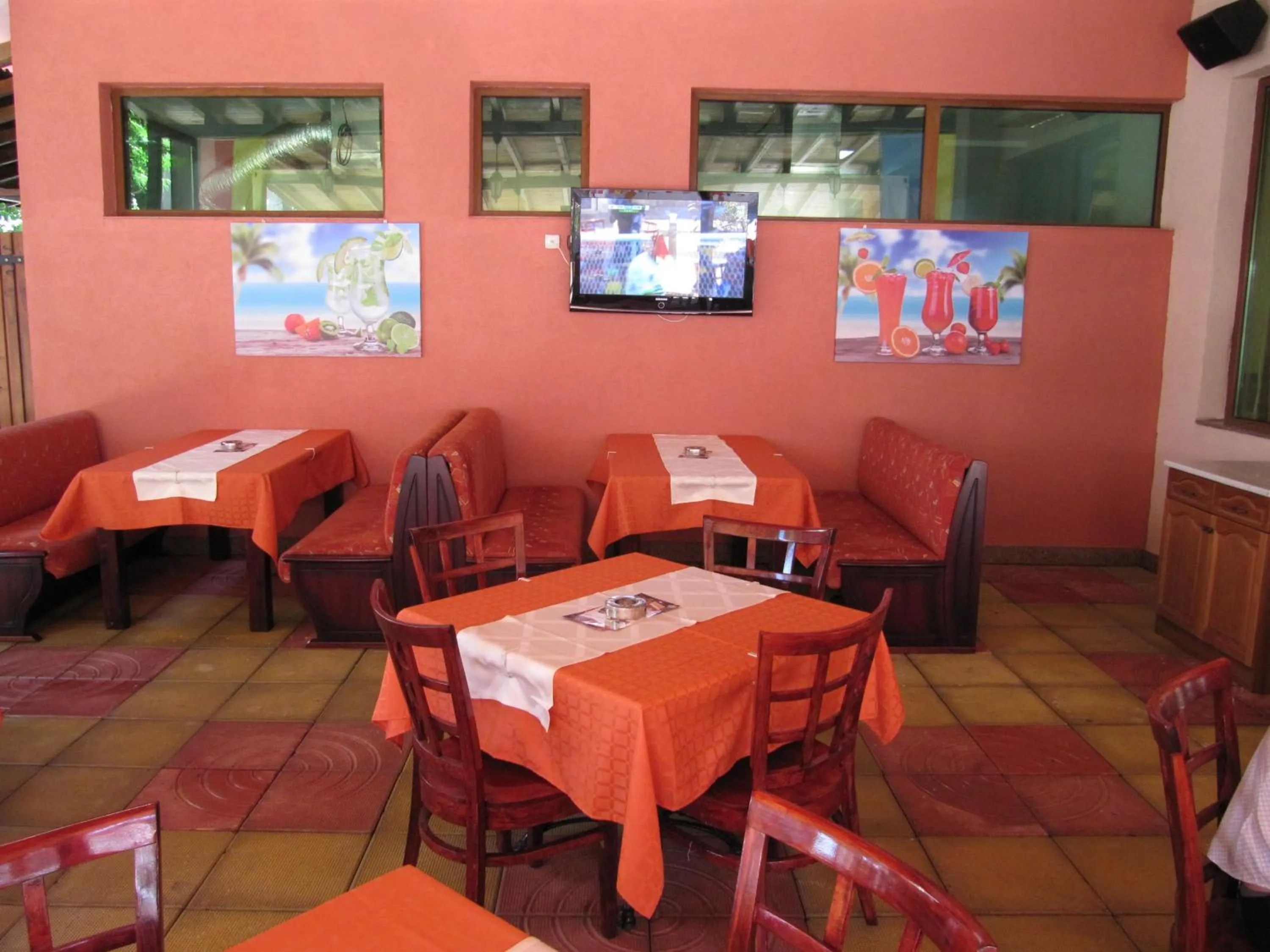 Restaurant/places to eat in Maverick Hotel