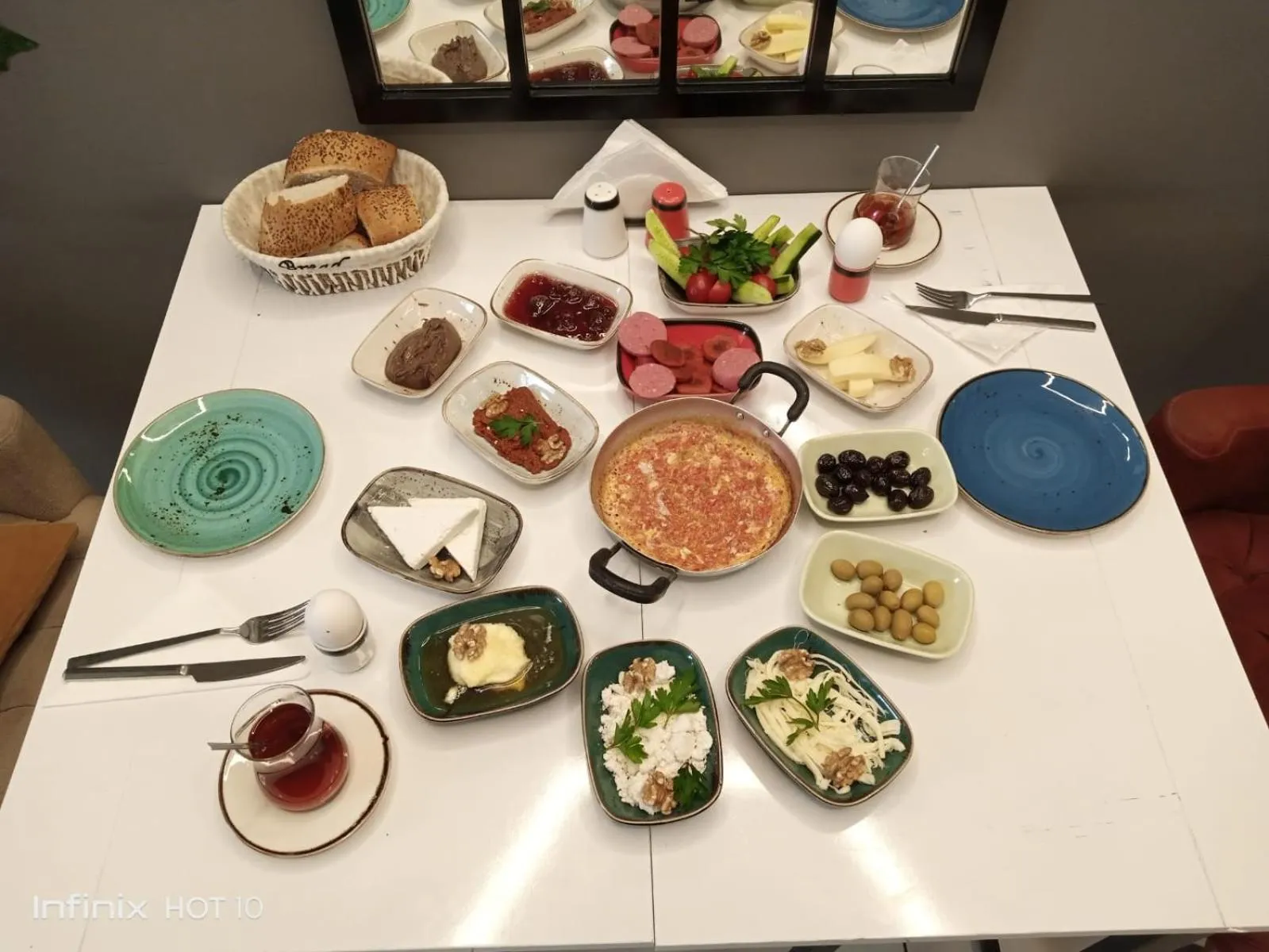 Restaurant/places to eat in Tavra hotel