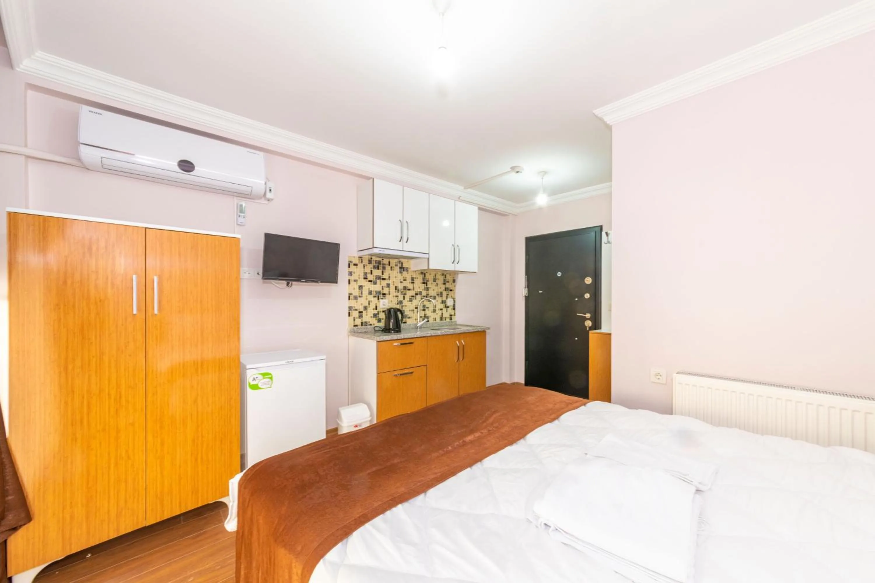 Communal lounge/ TV room, Bed in Tavra hotel