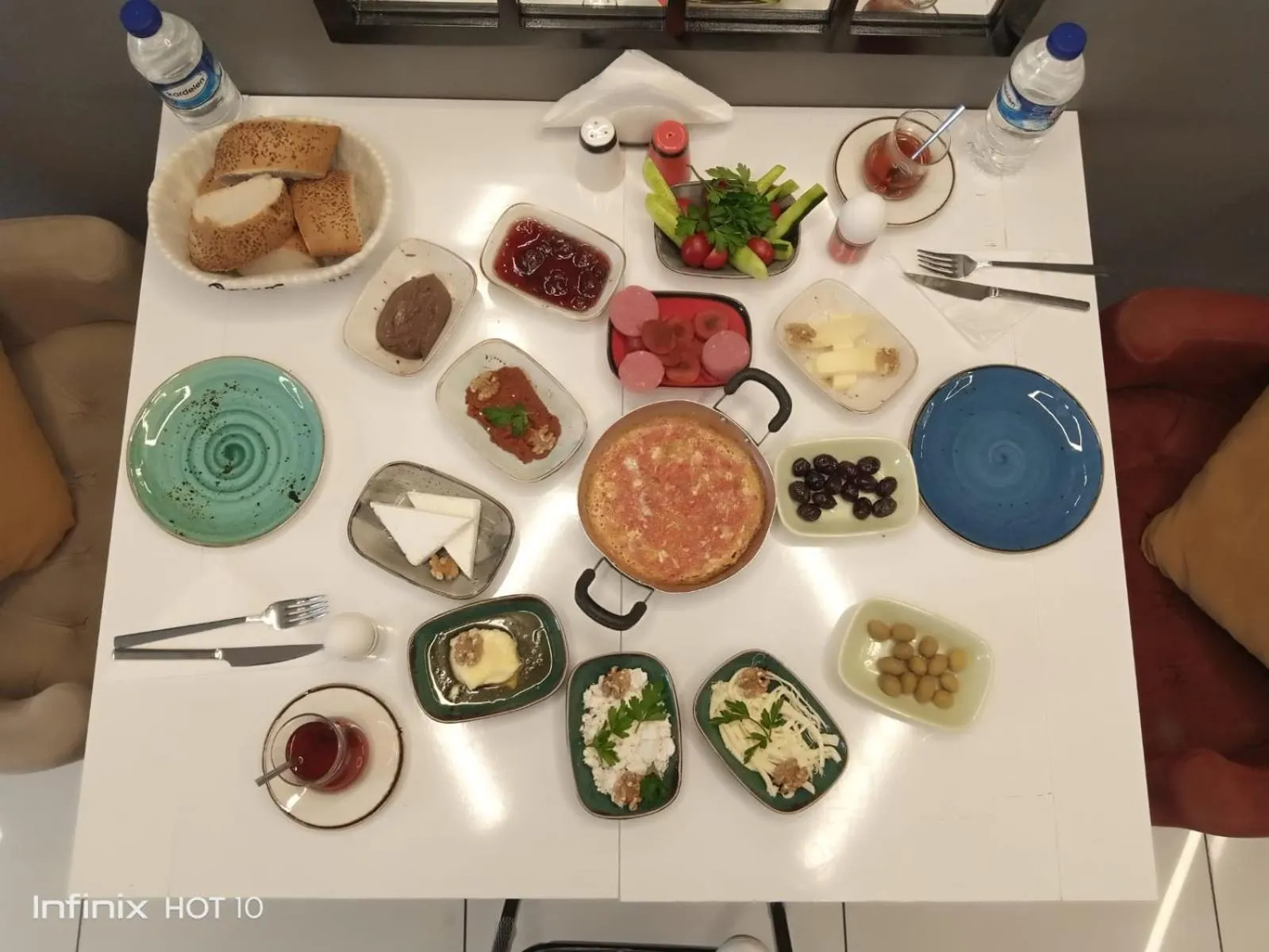 Restaurant/places to eat in Tavra hotel