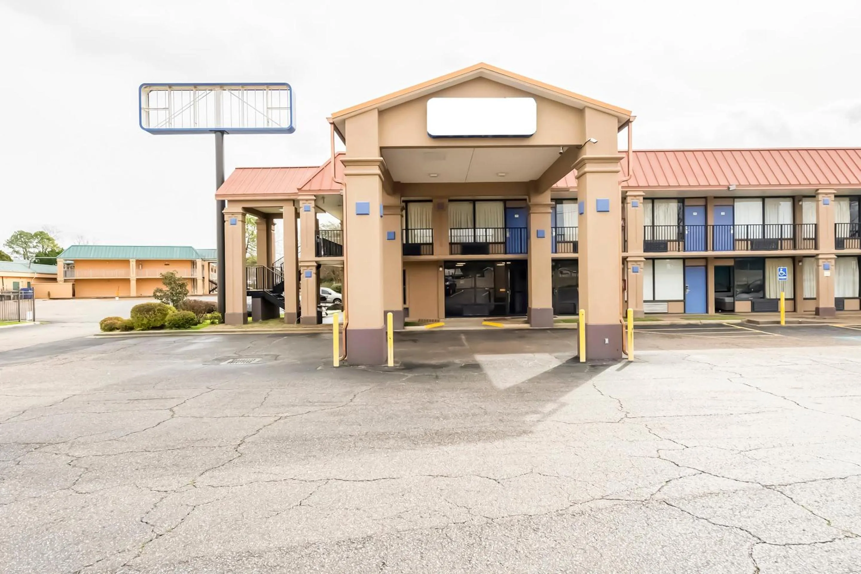 Facade/entrance in OYO Hotel Bossier City LA - Red River