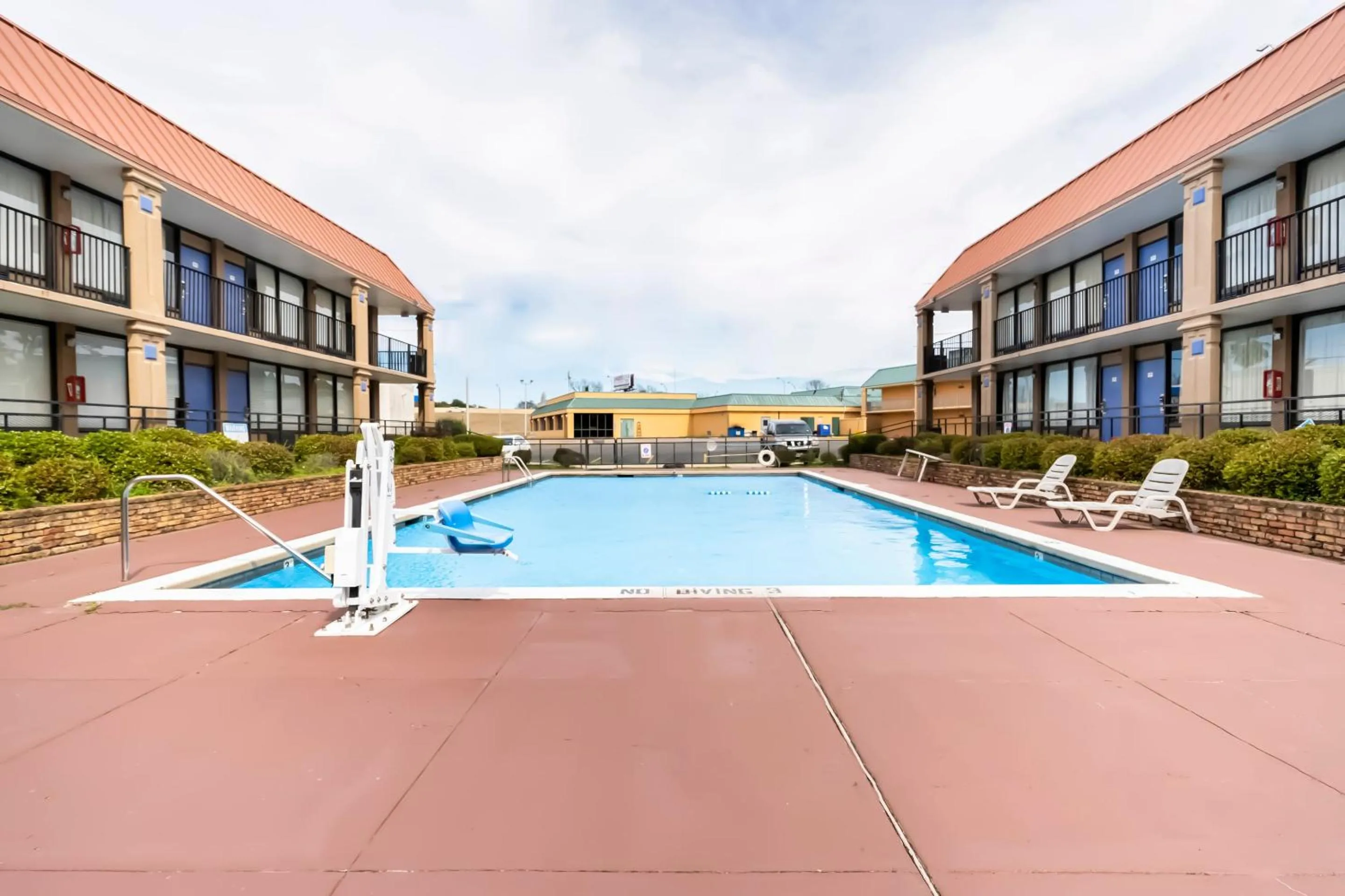 Swimming pool in OYO Hotel Bossier City LA - Red River
