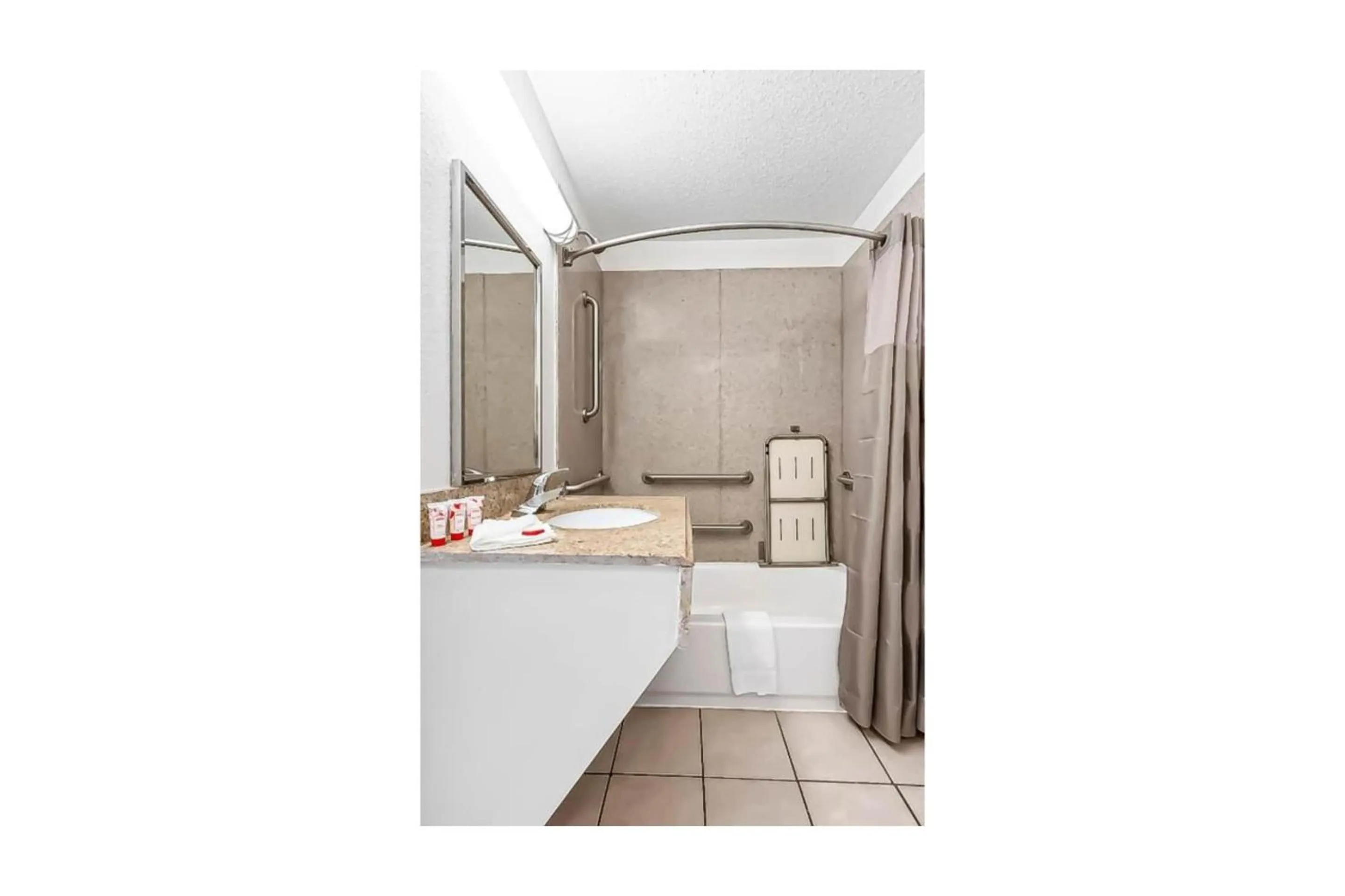 Bathroom in OYO Hotel Bossier City LA - Red River