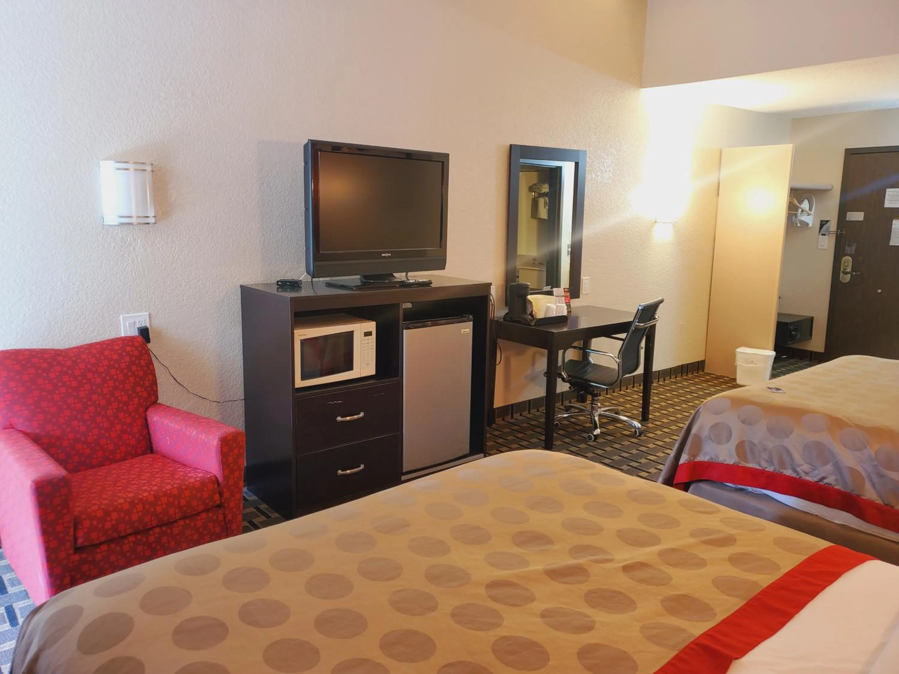 minibar, Bed in Ramada by Wyndham Grand Junction