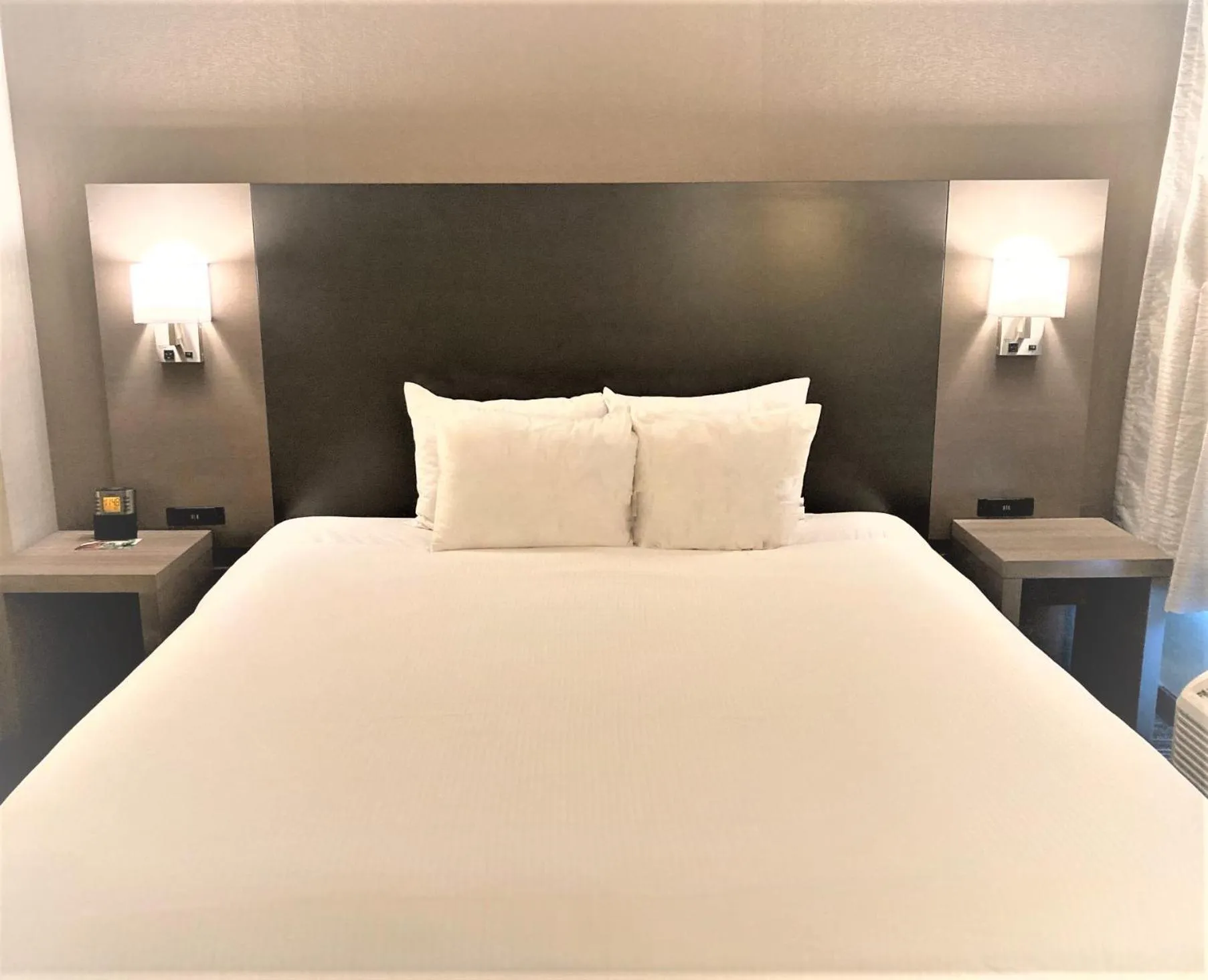 Photo of the whole room, Bed in Wingate by Wyndham Erie