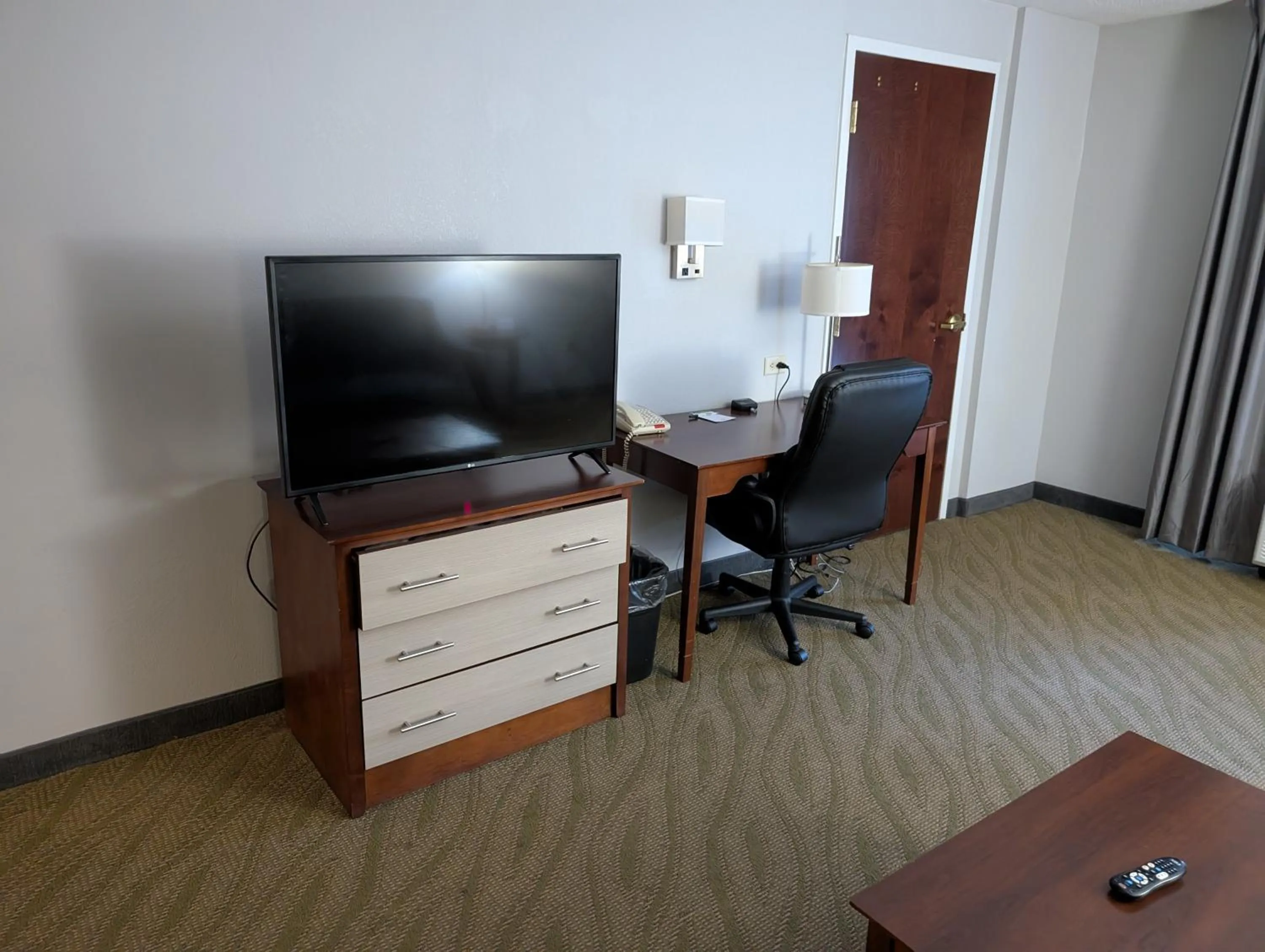 TV and multimedia in Wingate by Wyndham Chesapeake