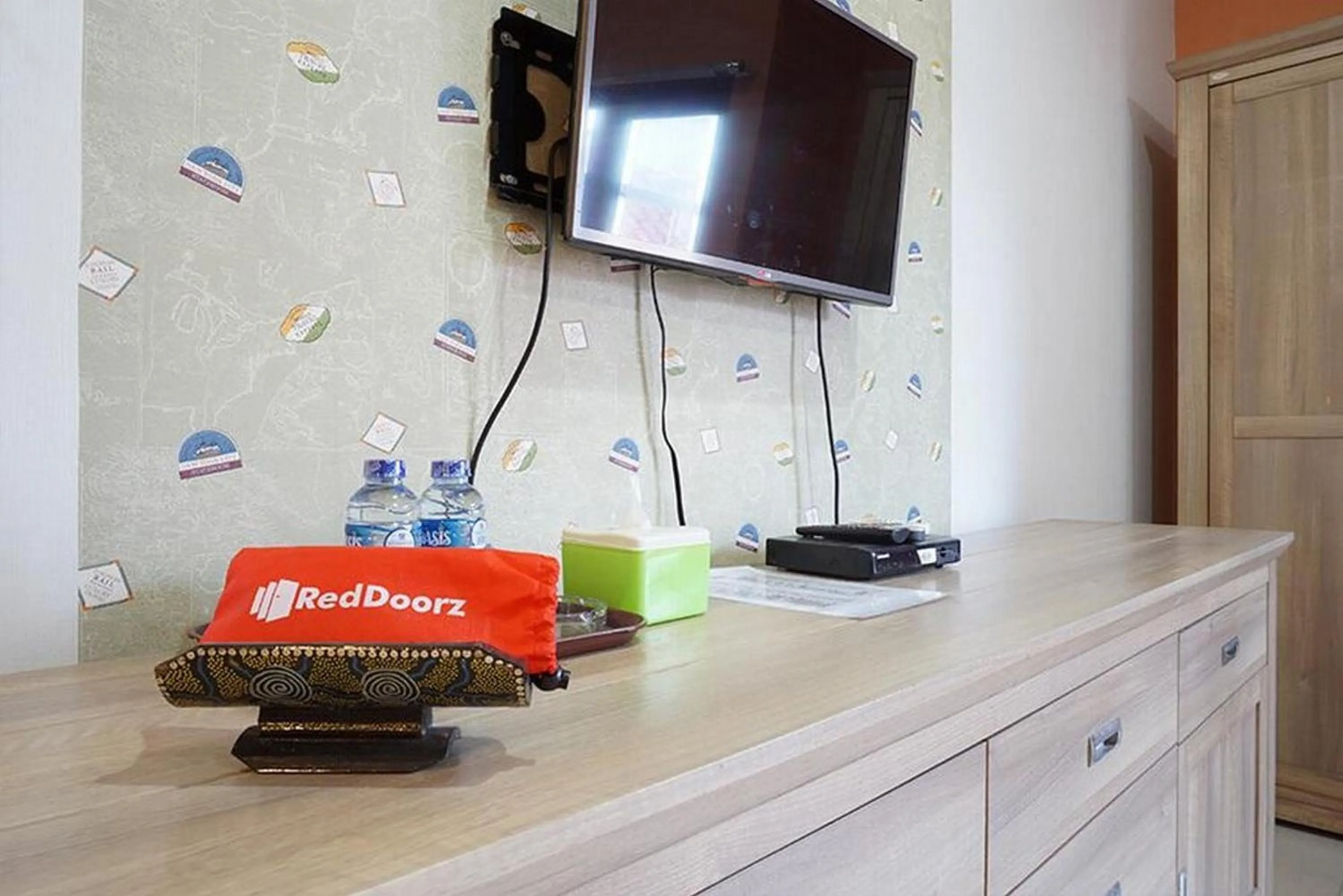 TV and multimedia in RedDoorz near Kemang Square