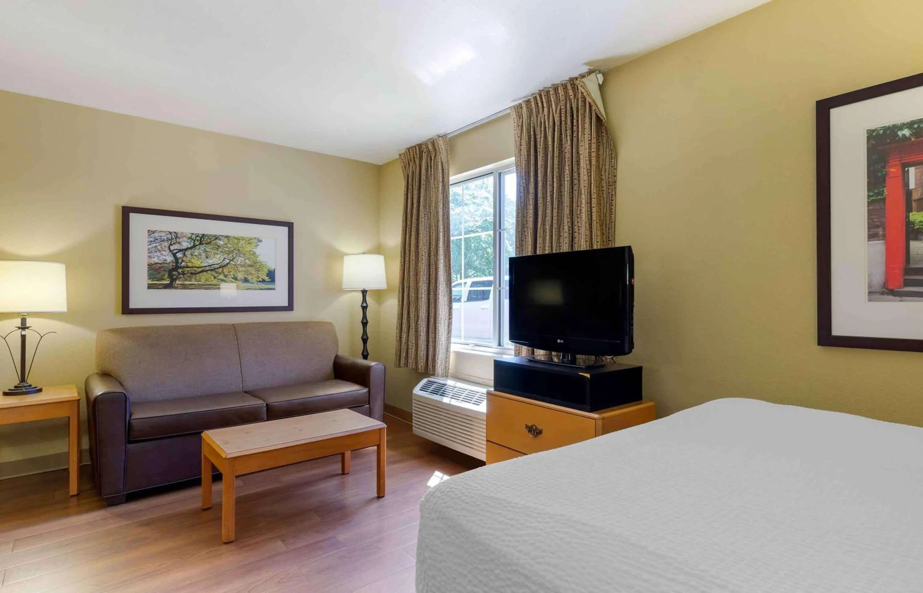 Bedroom, Bed in Extended Stay America Suites - Boston - Woburn