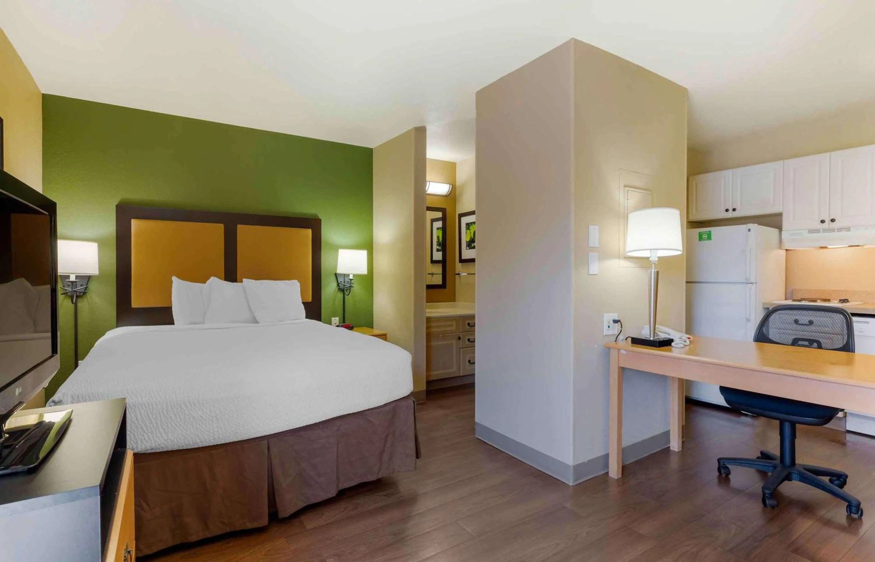 Bedroom, Bed in Extended Stay America Suites - Boston - Woburn