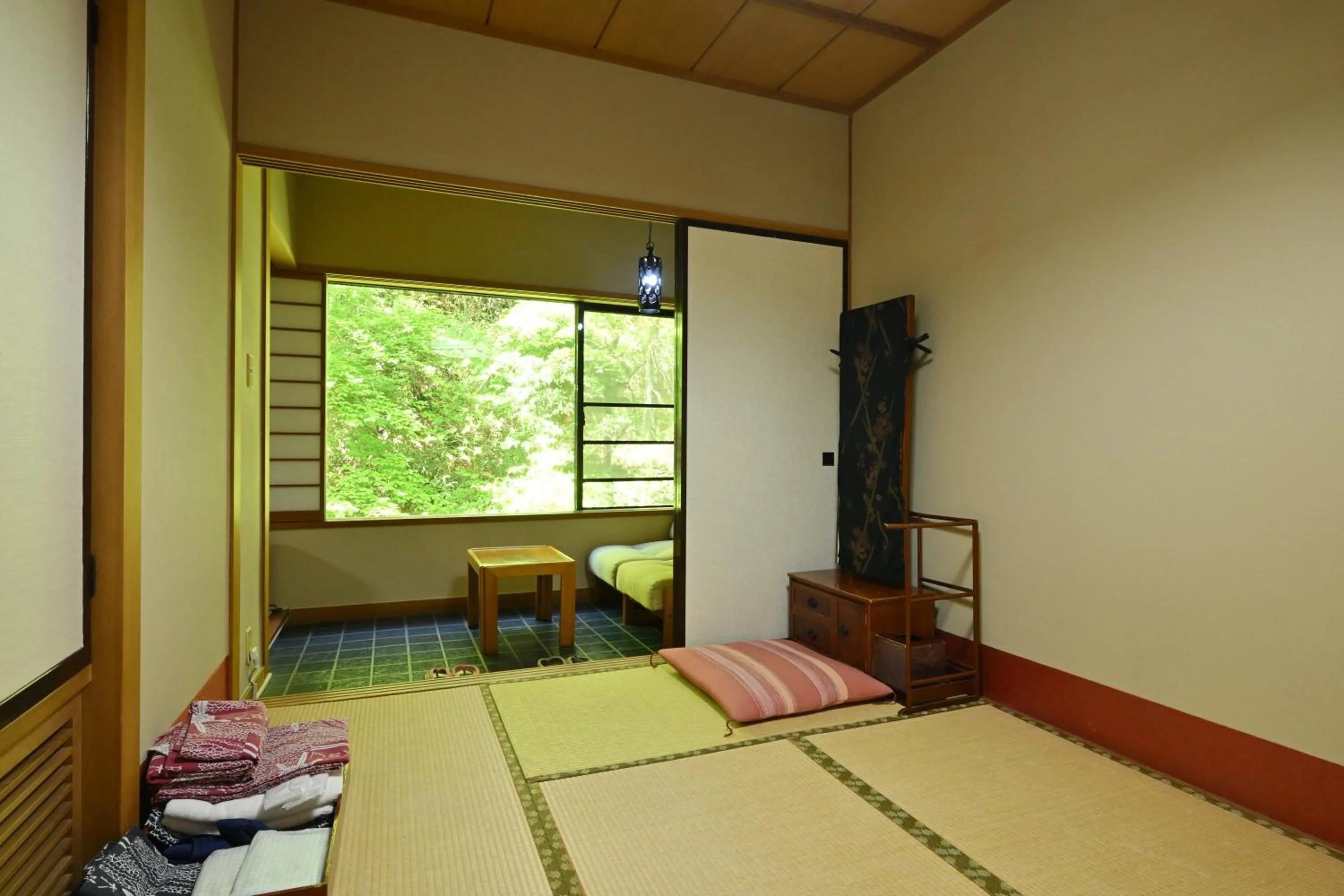 Photo of the whole room, Bed in Osakaya Ryokan