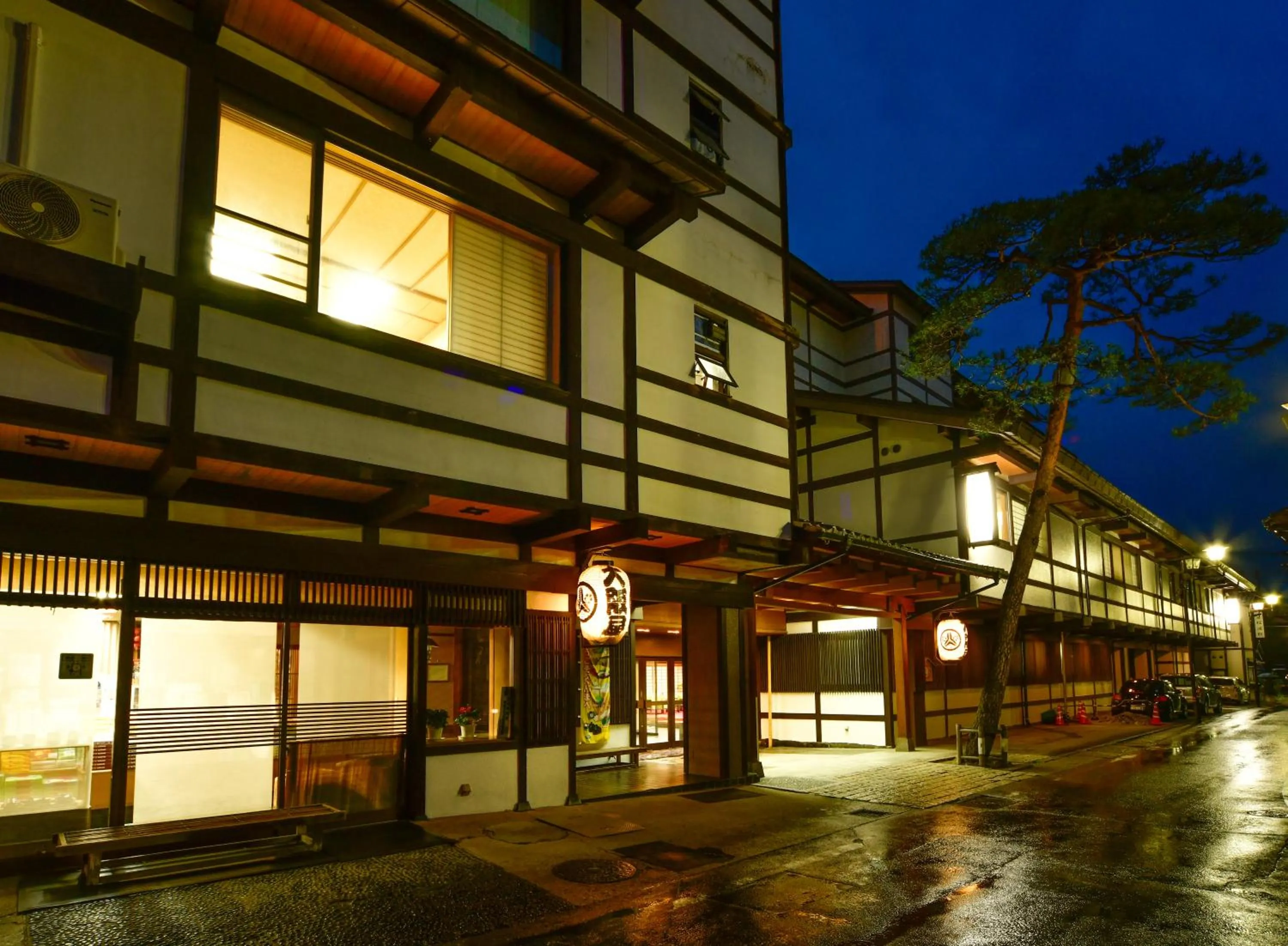 Facade/entrance in Osakaya Ryokan