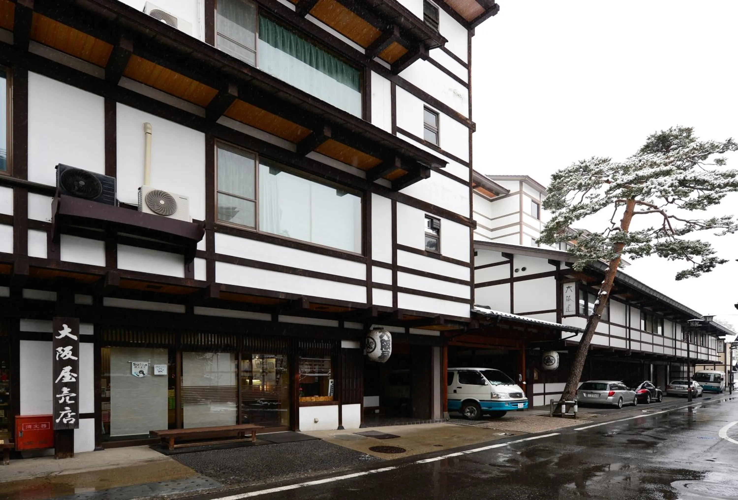 Facade/entrance in Osakaya Ryokan