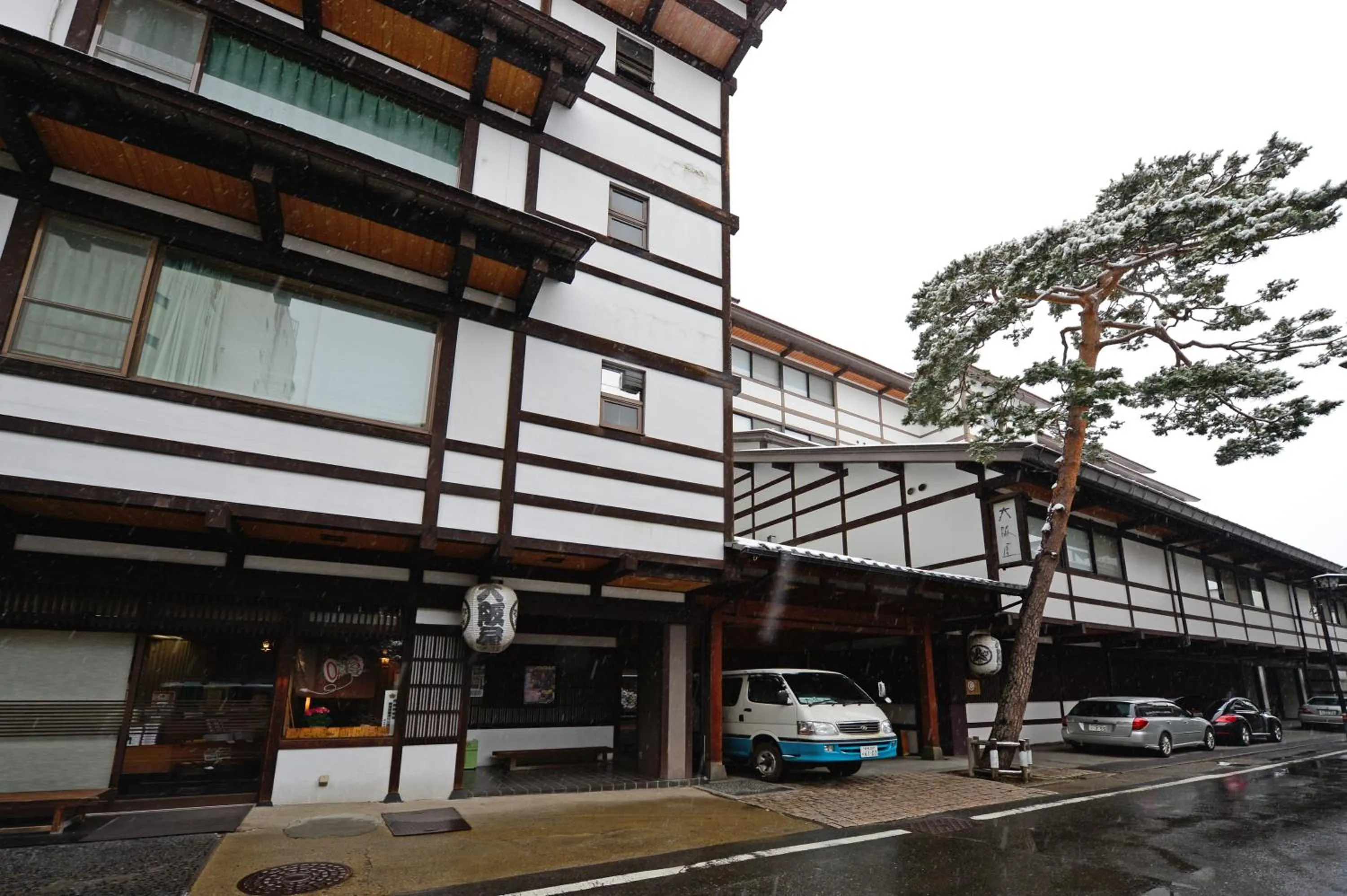 Facade/entrance in Osakaya Ryokan
